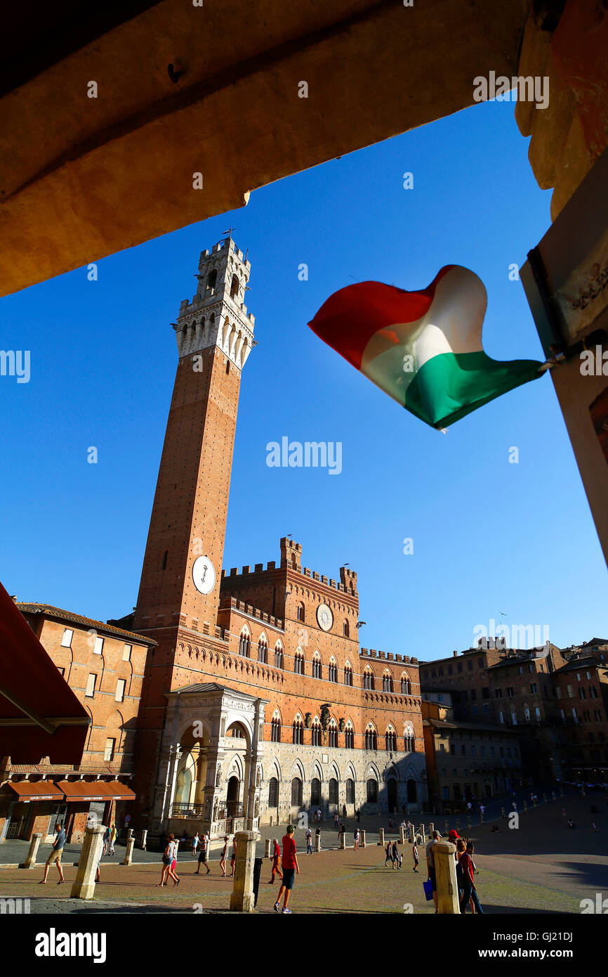 Piazza del Campo e la Torre del Mangia a Siena, Italia. Foto Stock