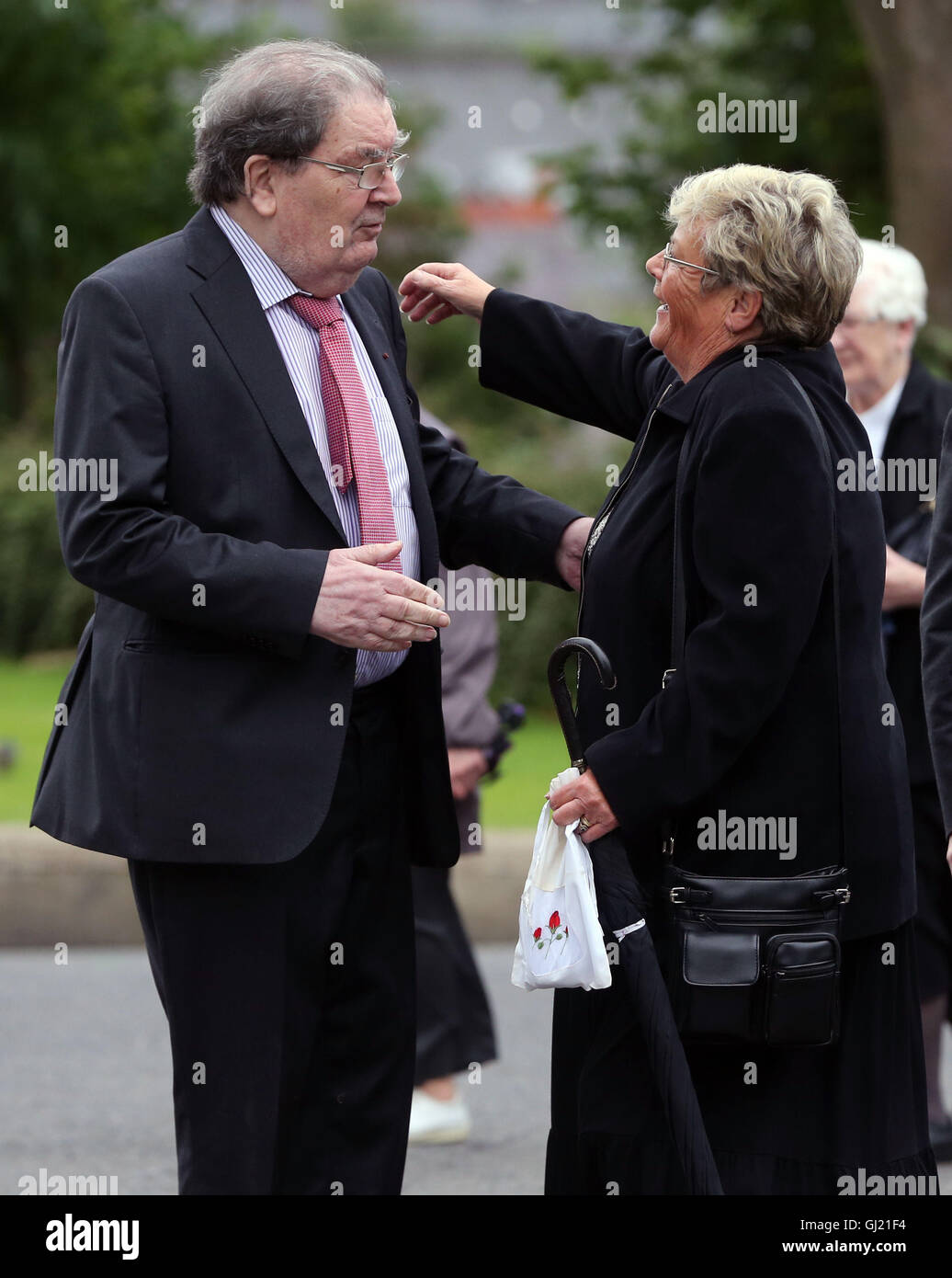 John Hume (sinistra) abbracci Kay Duddy, sorella di Bloody Sunday vittima Jackie Duddy, prima i funerali del dottor Edward Daly presso il St Eugene's Cathedral di Londonderry. Foto Stock