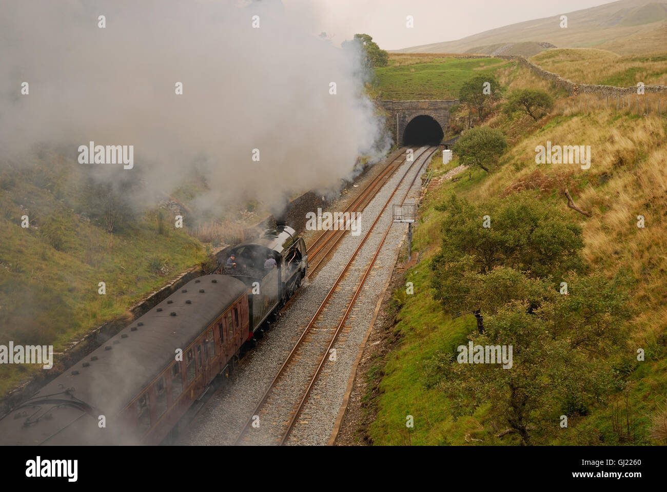 Il dales Discoverer railtour sta per entrare nel tunnel di Blea Moor sulla linea Settle-Carlisle, trainato dal n. 30777 Sir Lamiel. 17th settembre 2006. Foto Stock