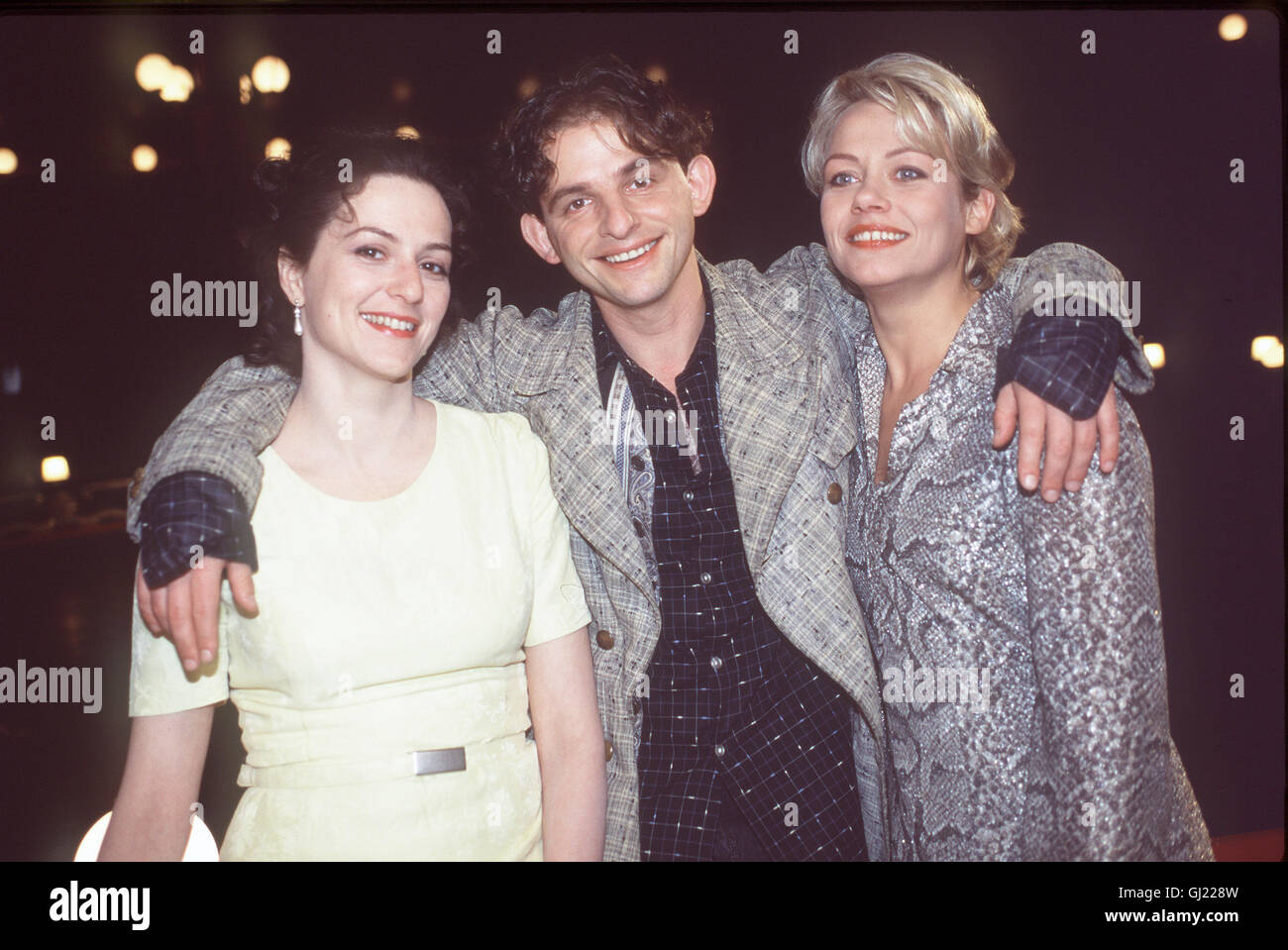 FRAUEN LÜGEN NICHT- Die Frauen sind schon lange emanzipiert und die Männer haben sich daran gewÜhnt. Doch warum nur, versucht jeder ein anderes Bild von sich zu geben. "Wer ich bin' scheint sich vordergründig niemand zu fragen Und dass dies zu Verwicklungen"führt, liegt auf der mano. Im Bild: MARTINA GEDECK (Hannah), Dominique HORWITZ (Xavier Martin) und JENNIFER NITSCH (Marie) spielen die Hauptrollen in dieser romantischen Komödie. Regie: Michael Juncker Foto Stock