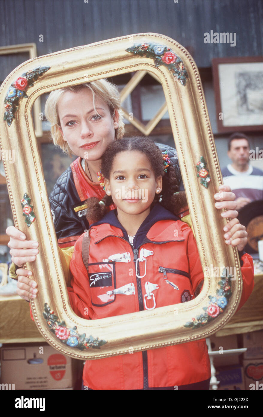 FRAUEN LÜGEN NICHT- Eine romantische Komödie um Verwechslungen turbulente. Szene: Marie (JENNIFER NITSCH) besucht mit der kleinen Yasmin (REBECCA HORNER) einen Flohmarktstand am Wiener Naschmarkt. Regie: Michael Juncker Foto Stock