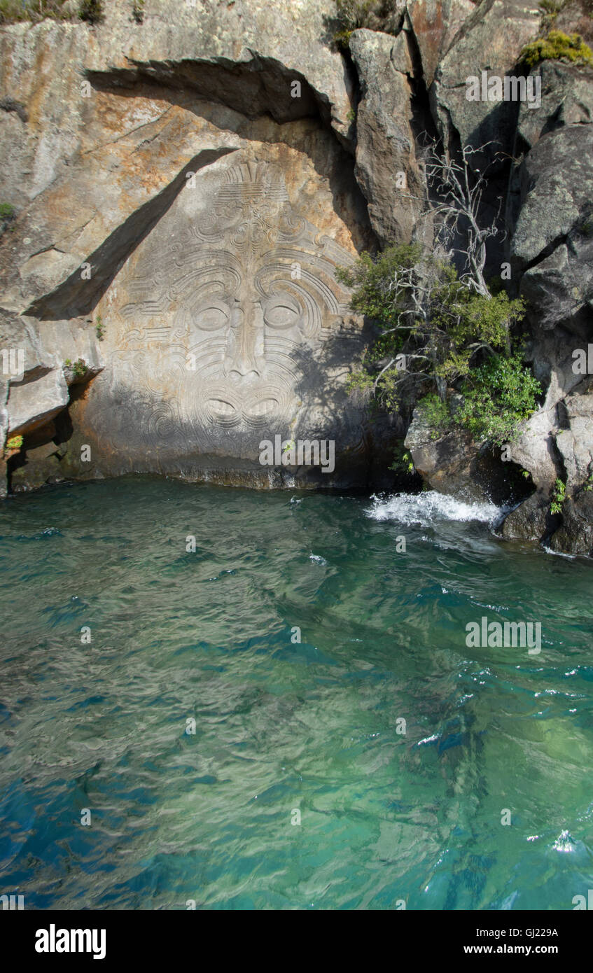 Maori incisioni rupestri presso il lago Taupo acqua 2016 Foto Stock