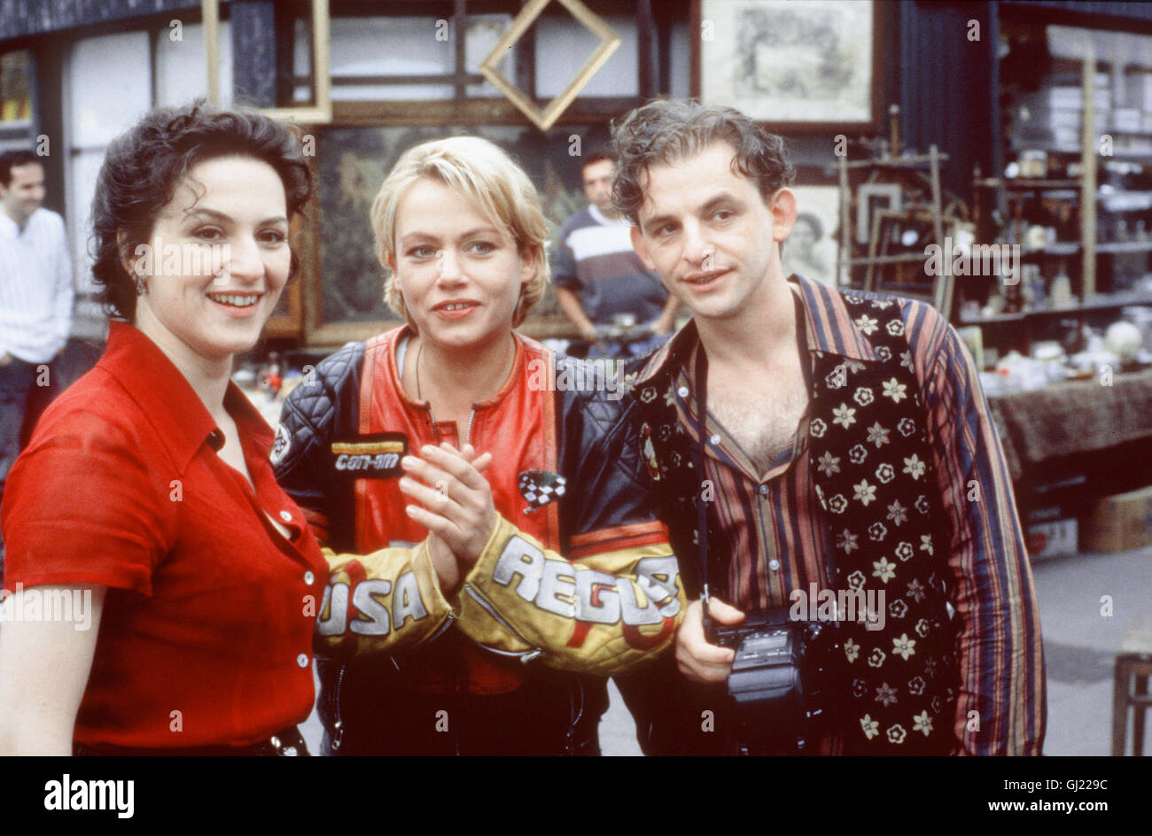 FRAUEN LÜGEN NICHT- Marie hat sich in den Chirurgen Xaver verliebt. Aus Angst vor Bindungen festen, überreicht ihr Xaver die Visitenkarte eines völlig Fremden. Sie gehört dem Automechaniker französichen Xavier Martin, den es nach Wien verschlagen hat. Aufgrund eines Fotos verliebt sich dieser in Marie. Hannah überzeugt ihre Freundin, der Sache auf den Grund zu gehen. Szene: Hannah (MARTINA GEDECK) und Marie (JENNIFER NITSCH) treffen in Wien Xavier Martin (DOMINIQUE HORWITZ). Aus Angst zu enttäuschen, er gibt sich als 'Louis Lefort' aus. Das muore zu Verwicklungen führen muss, liegt auf der Foto Stock