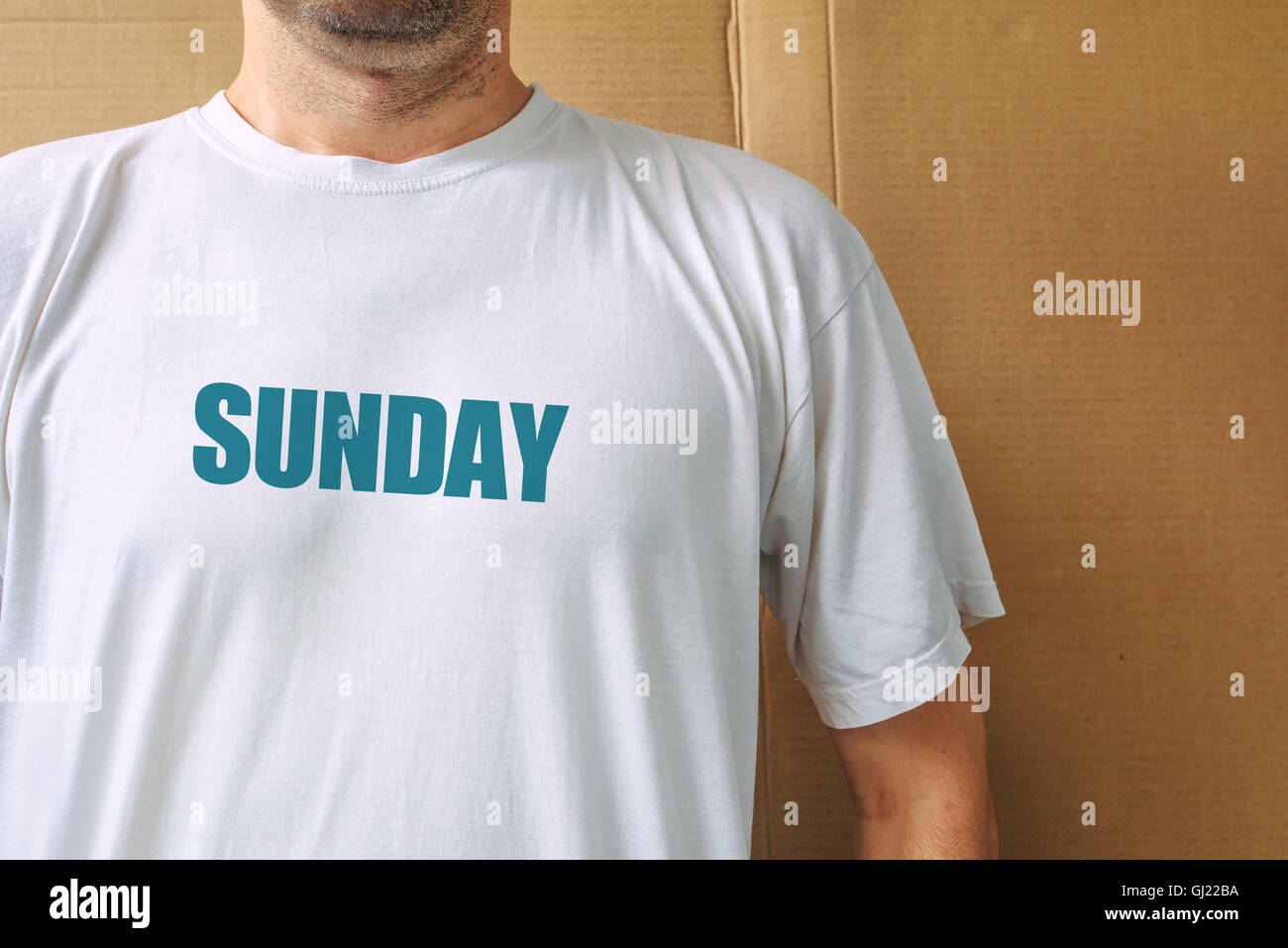Giorni della settimana - domenica, uomo bianco che indossa la t-shirt con il nome del settimo giorno feriale stampati Foto Stock