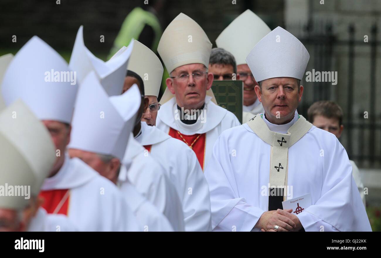 Il Cardinale Sean Brady (seconda a destra)e l Arcivescovo di Eamon Martin (destra)ai funerali del dottor Edward Daly presso il St Eugene's Cathedral di Londonderry. Foto Stock