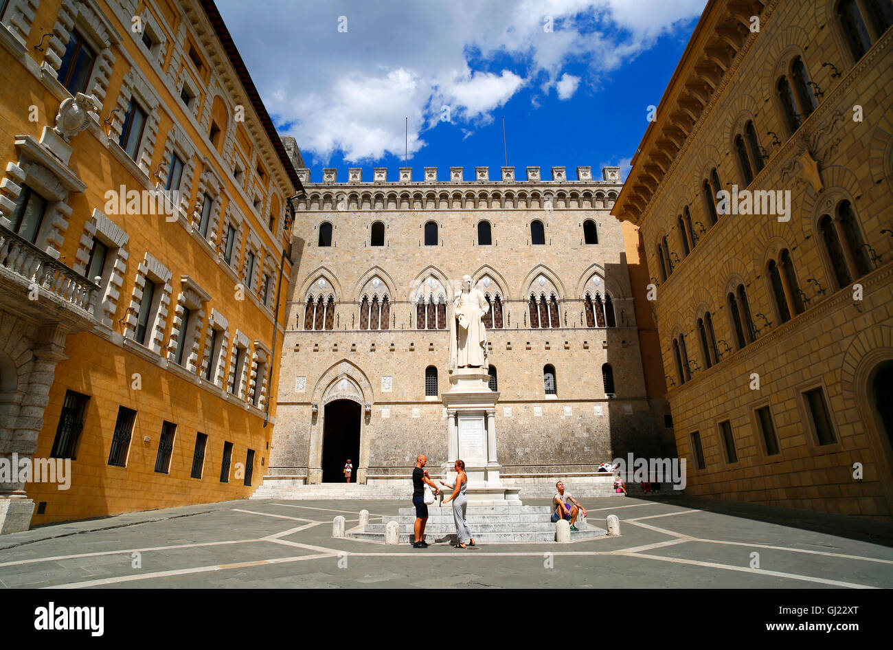 Banca Monte dei Paschi di Siena sede sulla piazza Salimbeni a Siena, Italia  Foto stock - Alamy
