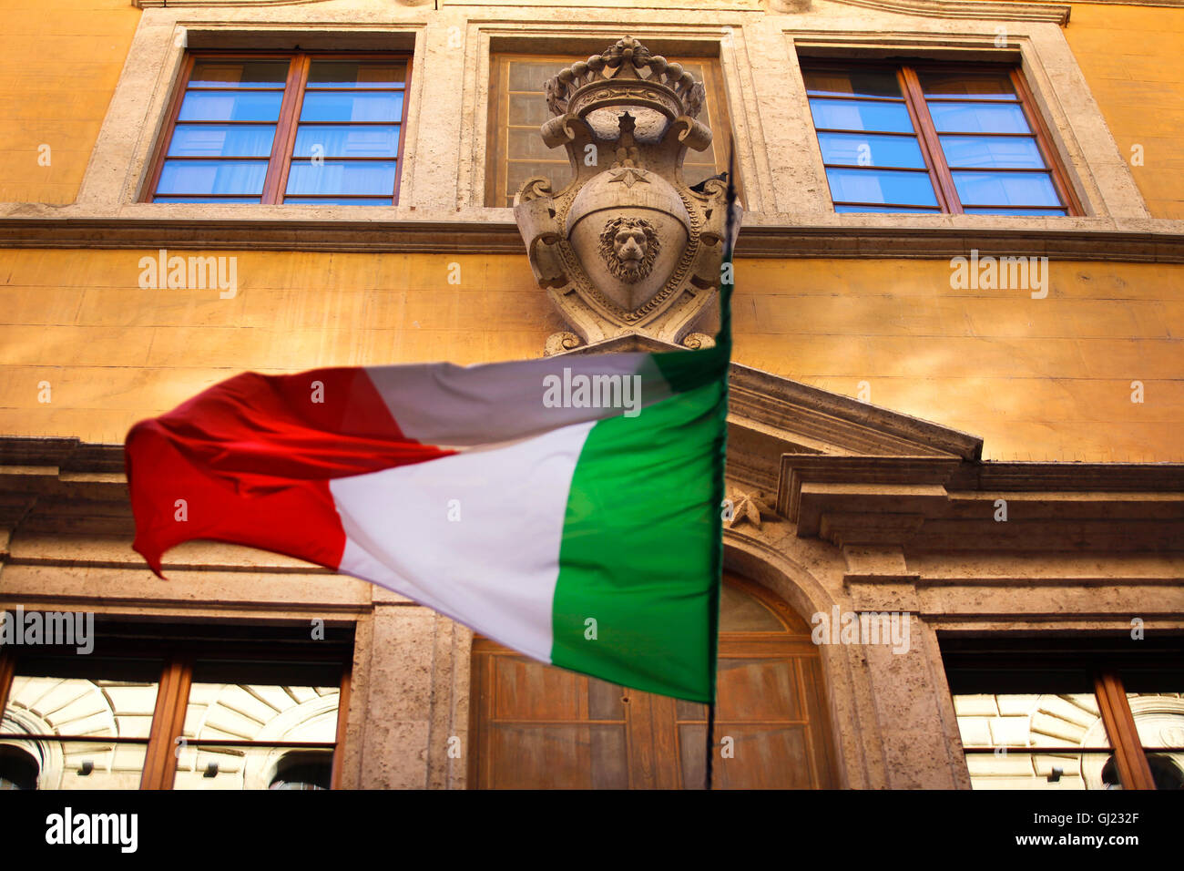 Bandiera Italiana volare sulla Via Banchi di Sopra a Siena, Italia. Foto Stock