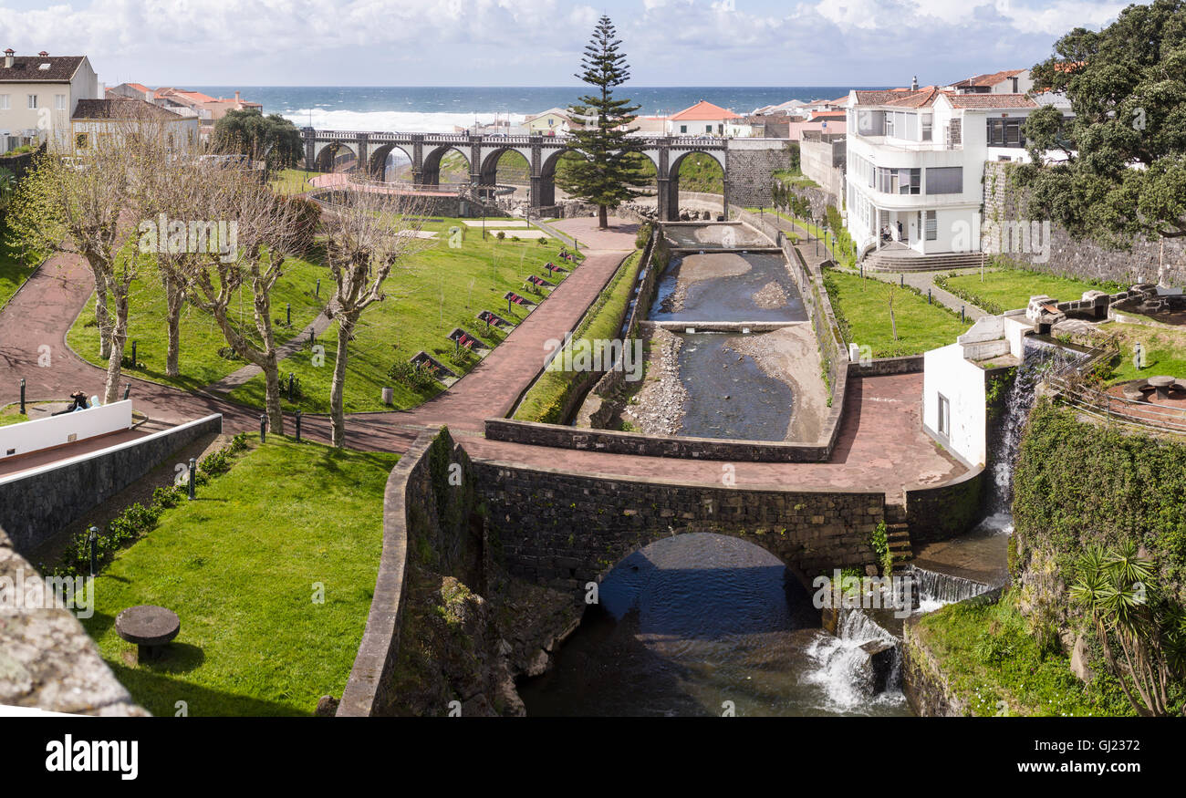 River Park e ponte arcuato in Ribeira Grande. Una antica pietra multi-ponte ad arco si estende la valle del fiume nel centro della città Foto Stock