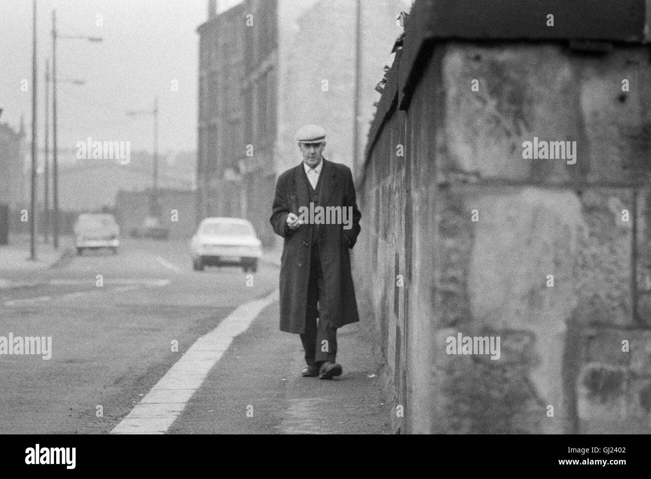 Il vecchio uomo che cammina in East End di Glasgow, 1971 ca. Foto Stock