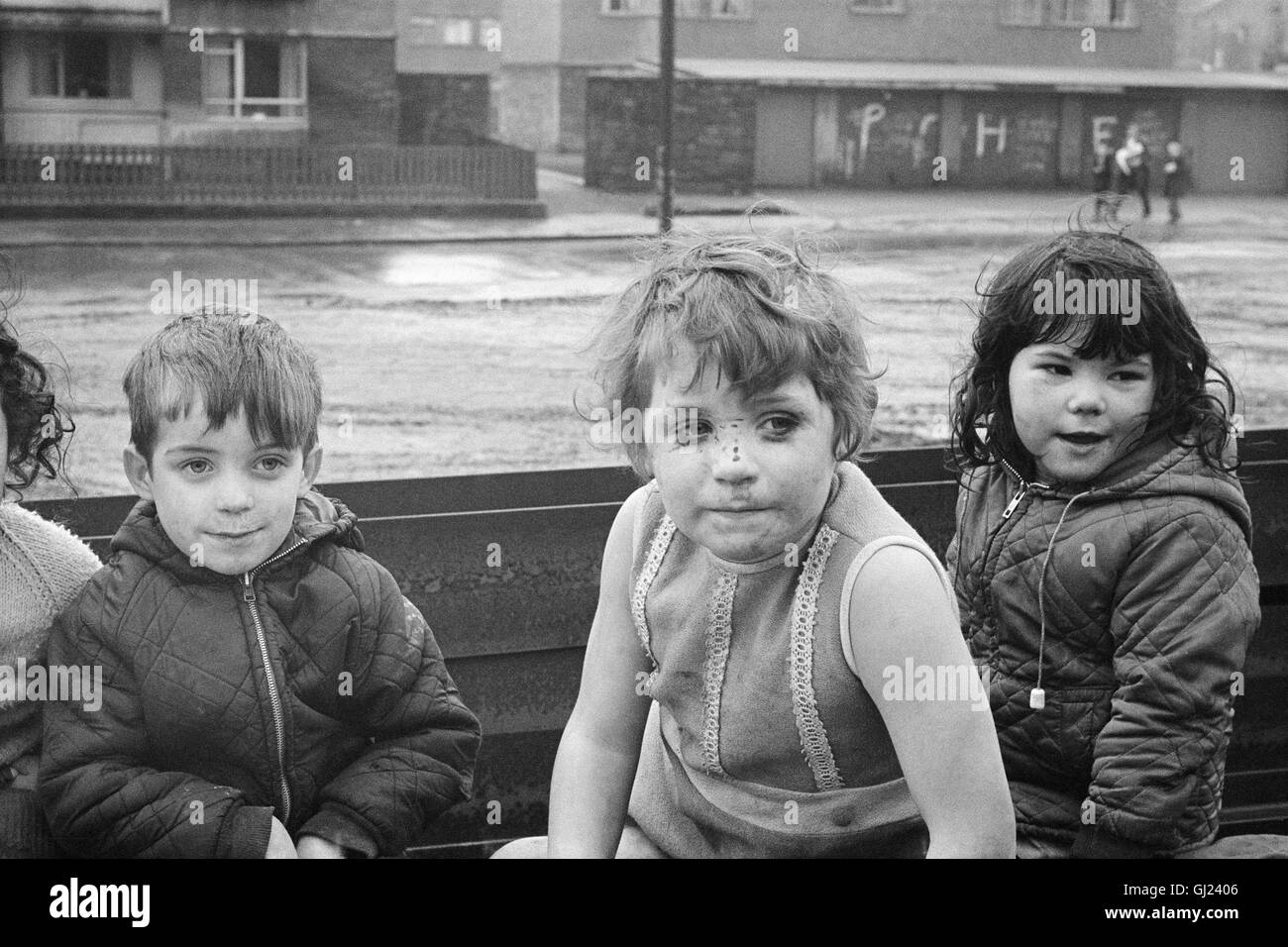 Bambini che giocano in strada, East End Glasgow 1971 Foto Stock