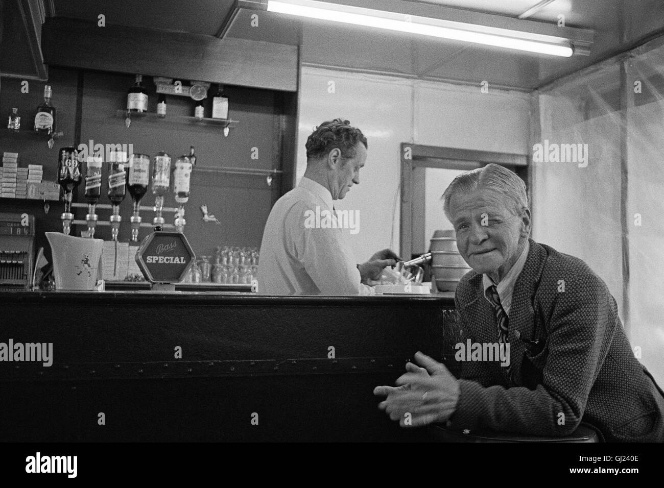 L uomo nel "Auld Hoose' Public House. Kilmarnock 1970 Foto Stock