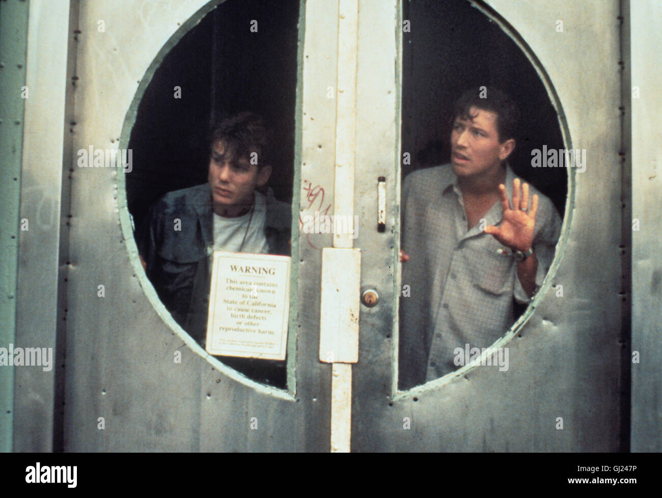 In ritardo per la cena - EINE ZEITLOSE LIEBE- 1962: Aufgrund widriger Umstände geraten Willie marito (BRIAN WIMMER re.) und sein Stiefbruder, der ingenuo und nierenkranke Frank Lovegren (PETER BERG), in die Hände eines scheinbar selbstlosen Doktors, der sie als Versuchskaninchen für ein esperimento benutzt und einfriert. 29 Jahre später werden die beiden durch einen glücklichen Zufall wieder aufgetaut. Eine neue, assurde Welt erwartet sei. Regie: W. D. Richter aka. In ritardo per la cena Foto Stock