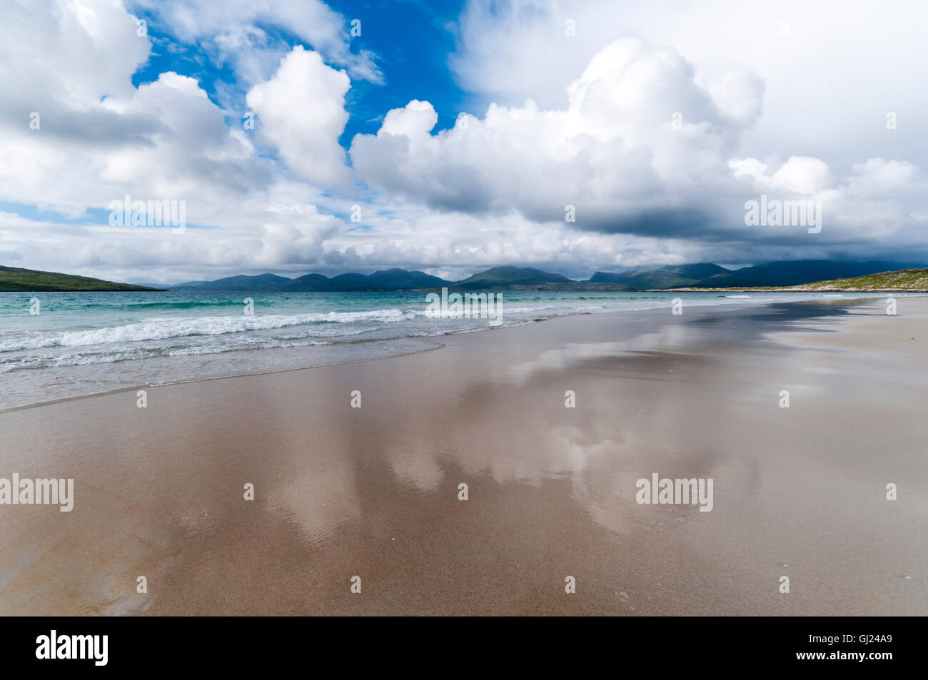 Nuvole riflettono sulla sabbia bagnata di Luskentire beach e il suono di Taransay su South Harris nelle Ebridi Esterne. Foto Stock