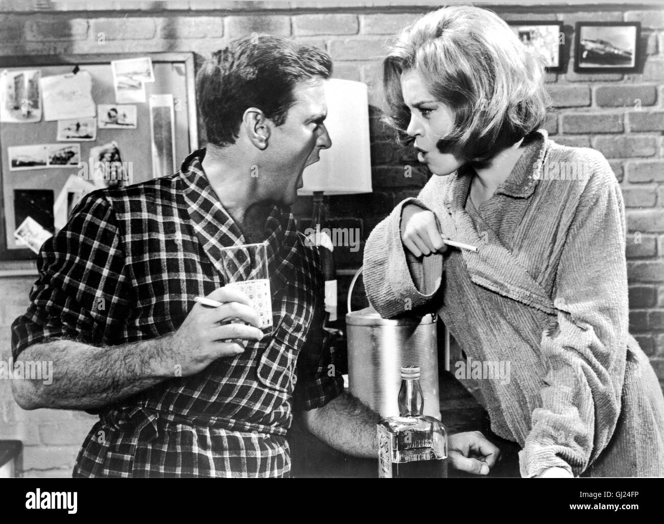 SONNTAG IN NEW YORK - Eileen, ein junges unerfahrenes Mädchen aus der Provinz, entdeckt in New York die Liebe. Szene: Für Mike (ROD TAYLOR) und Eileen (Jane Fonda) stellt sich die Frage: Soll ein Mädchen bis zur Ehe spröde bleiben? Regie: Peter Tewksbury aka. Domenica a New York Foto Stock