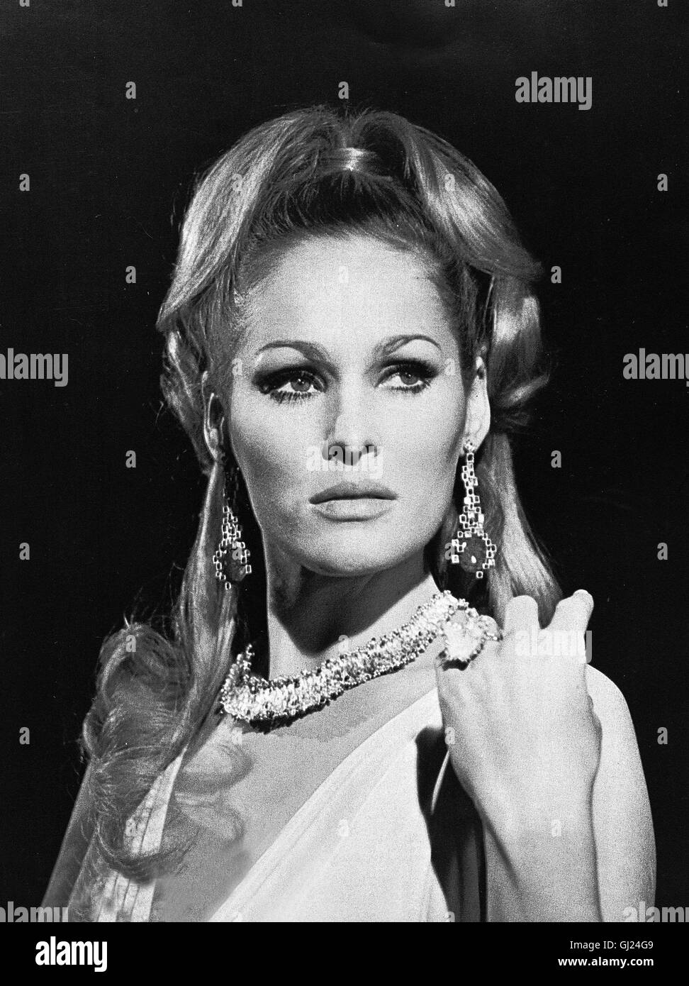 URSULA ANDRESS come Ayesha nel film "lui", 1965. DF Foto Stock