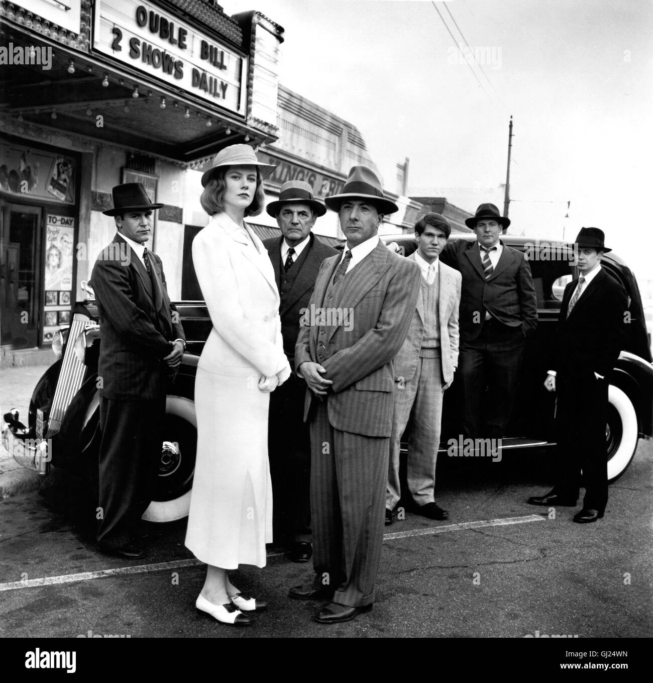 BILLY BATHGATE- Dutch Schultz, boss eines jüdischen Syndikats in New York, findet Gefallen un dem jungen Billy Bathgate, als er diesem in der East Bronx begegnet. Dutch wiederum ist Il Billys idolo, und in modo glaubt der junge Bursche, es sei die Chance sciabiche Lebens, olandese daß ihn für eine kriminelle Karriere anlernen... Foto v.l.n.r.: Lulu (JOHN COSTELLOE), Drew (Nicole Kidman, Otto (STEVEN HILL), Olandese (Dustin Hoffman), Billy (LOREN DEAN), Mickey (BILLY JANE), Irving (Steve Buscemi) Regie: Robert Benton aka. Billy Bathgate Foto Stock