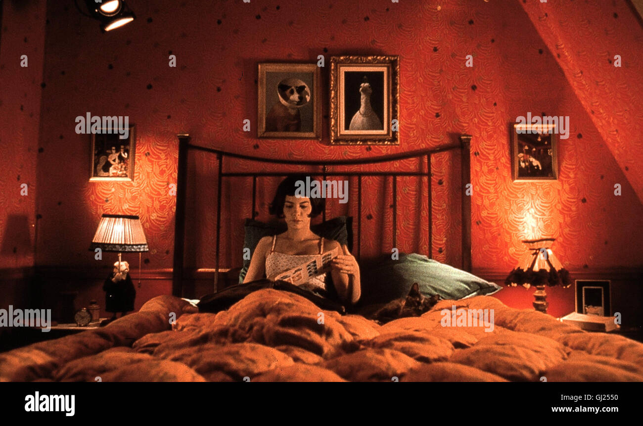 Le fabuleux destin d'Amélie Poulain DIE FABELHAFTE Welt der AMeLIE F 2001 - Jean-Pierre Jeunet Amelie (Audrey Tautou) ist eine Täumerin und steht doch mit beiden Beinen auf der Erde. Ihr Job in einem Cafè am Montmatre, hält sie in der Realität fest. Eifersüchtige Liebhaber, gescheiterte Genies und sehnsuchtskranke Hypochonder beVölkern den skurrilen Mikrokosmos des cafes. Amelie beschließt, als gute canone in das Leben ihrer Mitmenschen einzugreifen. Schickt Sie einen Gartenzwerg auf Weltreise und zaubert verschollene Liebesbriefe herbei. Als sie Nino, den Mann Ihrer Träume, trifft, weiss sie Foto Stock