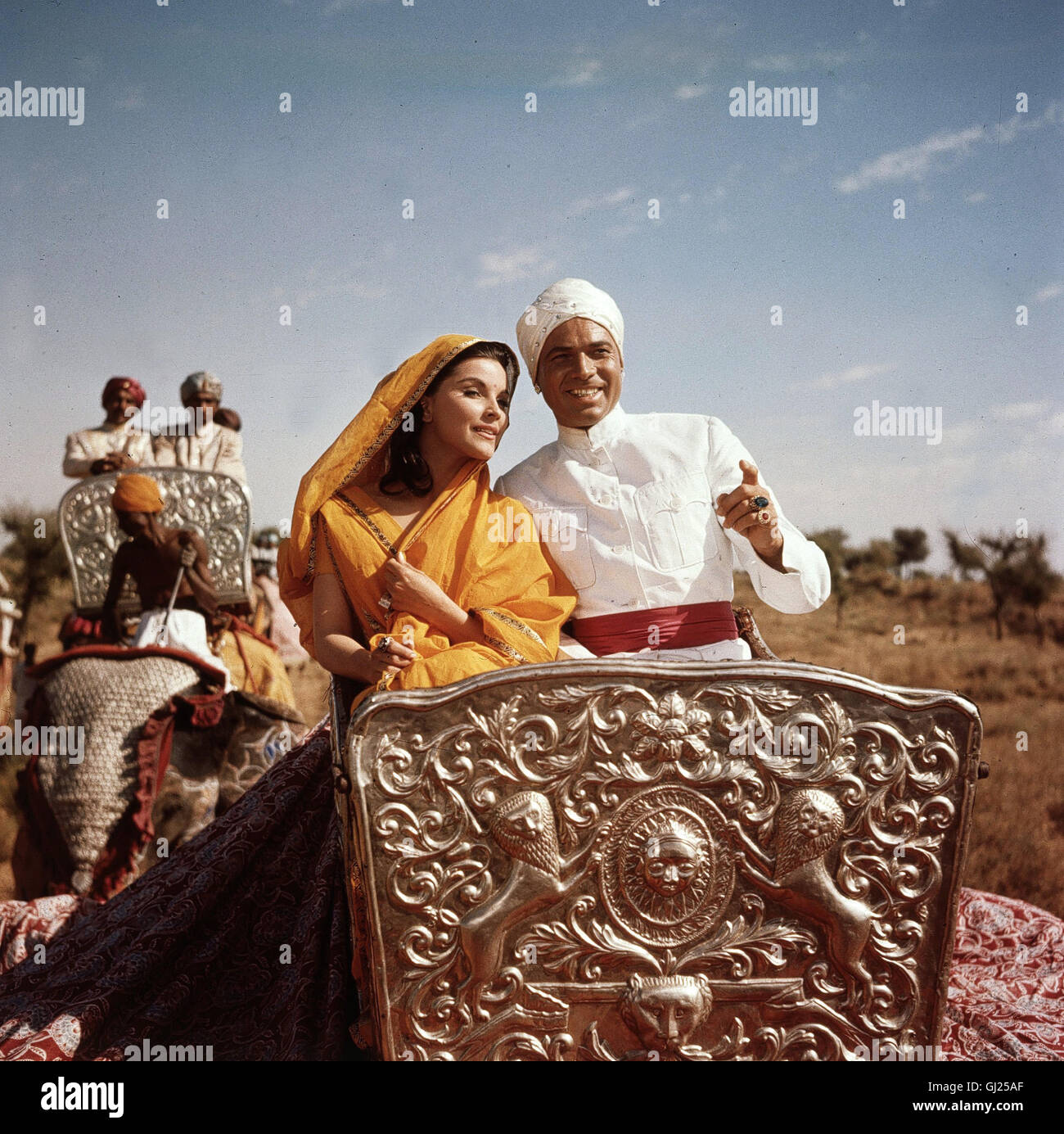 DER Tiger von Eschnapur- auf dem Weg nach Eschnapur rettet der deutsche Ingenieur Harald Berger der Schönen Tempeltänzerin Seetha das Leben. Szene mit DEBRA PAGET (Seetha) und WALTER REYER (Chandra) Regie: Fritz Lang aka. La tigre di Eschnapur/Le Tigre Du Bengale Foto Stock