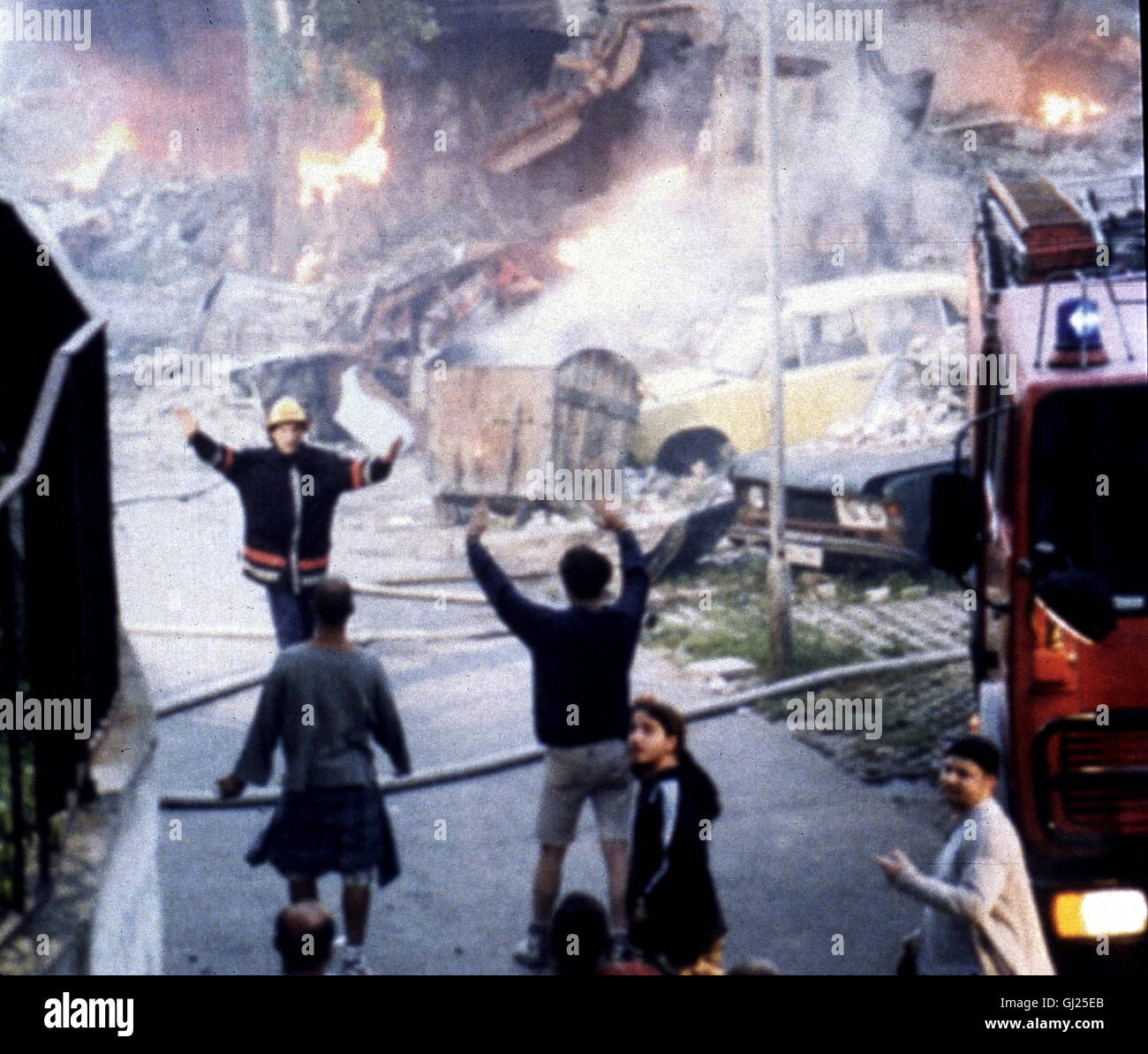 SKYHOOK- Belgrad im Mai 1999. Die Bombenangriffe der Nato haben die Stadt in einen Kriegsschauplatz verwandelt. Kaja, der früher ein vielversprechender Basketballspieler guerra, schlägt seinen Freunden vor, das Spielfeld wieder herzurichten und sich den Sommer über dem formazione zu widmen. Seine Idee findet Anklang und es gelingt ihnen für eine kurze Zeit, ein Gefühl von Normalität aufkommen zu lassen - trotz der ständig heulenden Sirenen. SZENE Regie: LJUBISA SAMARDZIC aka. Nebeska Udica Foto Stock