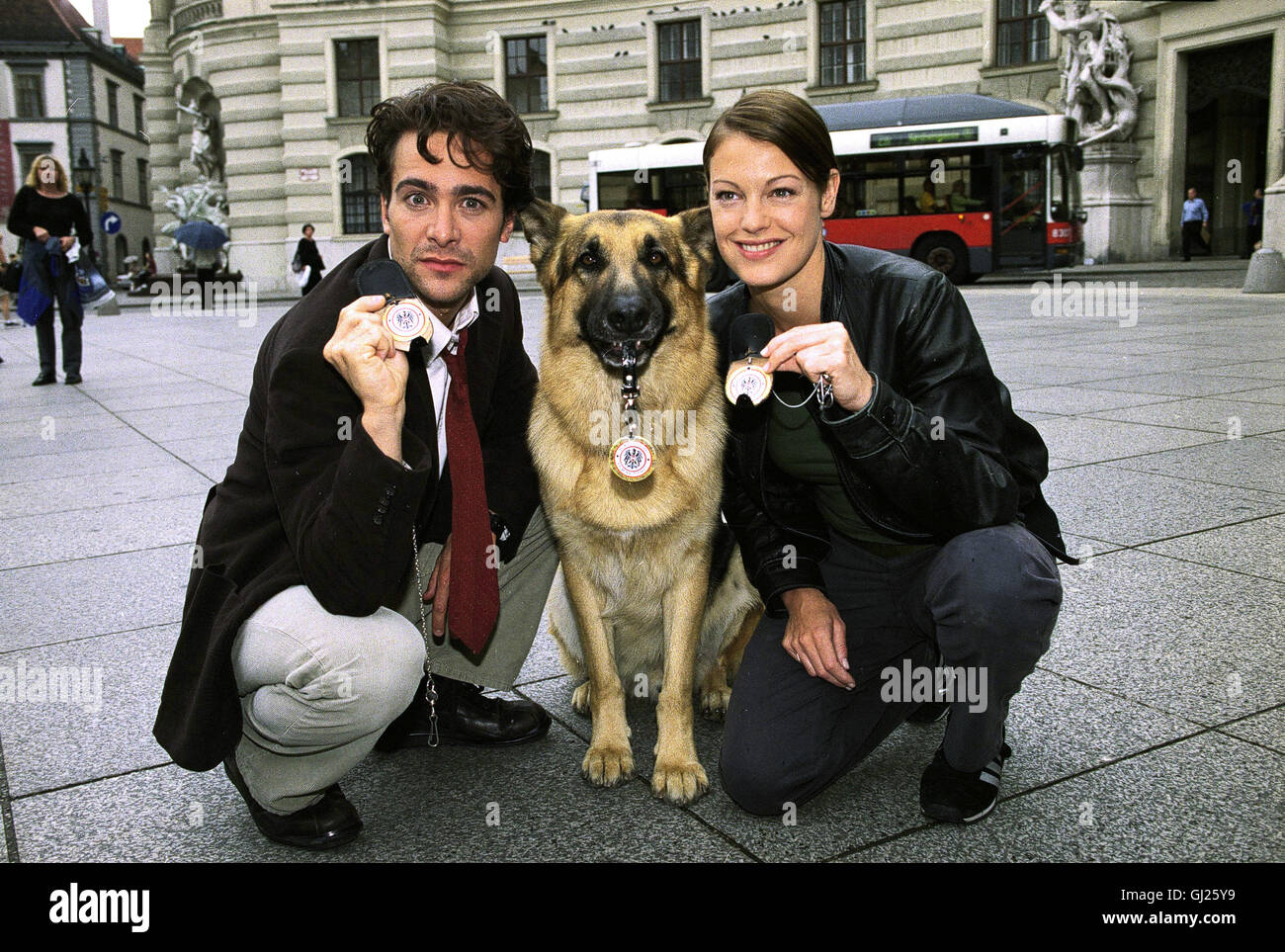 KOMMISSAR REX: DIE NEUEN DARSTELLER Ab Agosto 2001 wird in Wien eine neue Staffel der erfolgreichen Serie: "Kommissar Rex gedreht". Produziert von Mungo-Film in Co-Produktion mit KirchMedia, SAT 1 und ORF,"führt Hajo Gies bei den ersten drei Folgen Regie. Der kluge Rex wird diesmal gleich von zwei neuen Partnern unterstützt: dem Wiener Alexander Pschill. Ihm zur Seite steht die attraktive Wahlwienerin Elke Winkens. Ein Team, das auch weiterhin für ritmo, Spannung und umorismo sorgen wird. Bildmotiv in Wien: ALEXANDER PSCHILL, ELKE WINKENS und "Rex" Foto Stock