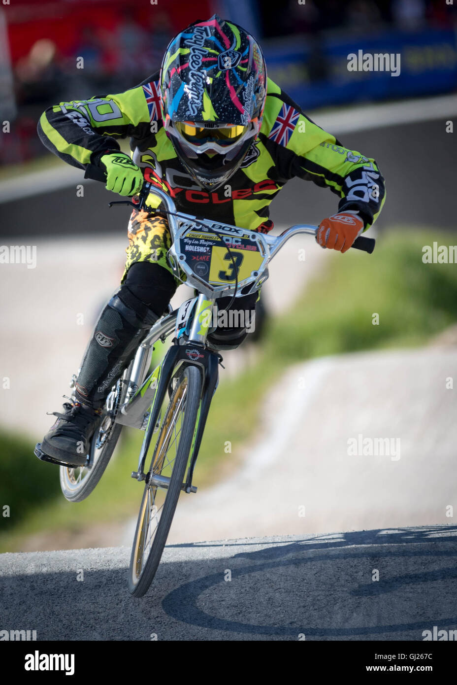 Un giovane corridore di BMX racing a Cumbernauld BMX via Foto Stock