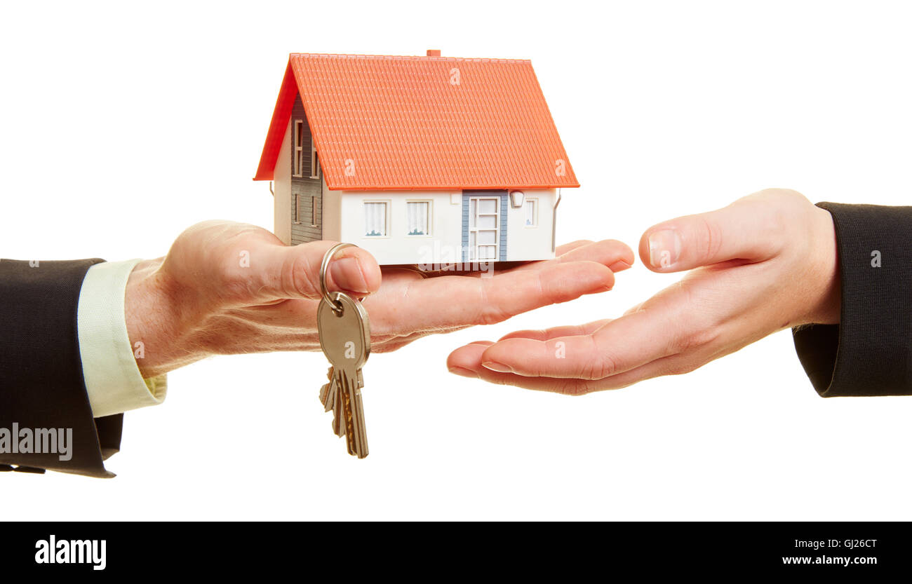 Mani tenendo una casa con i tasti come un vero e proprio concetto station wagon Foto Stock