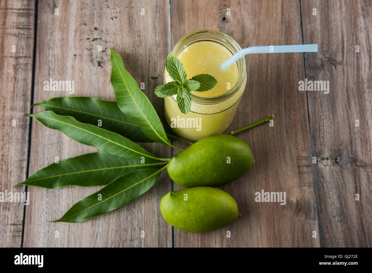 Aam panna o salati Mano verde o succo verde kairi panha o kairi pahna, rinfrescante dring freddo in estate indiana Foto Stock