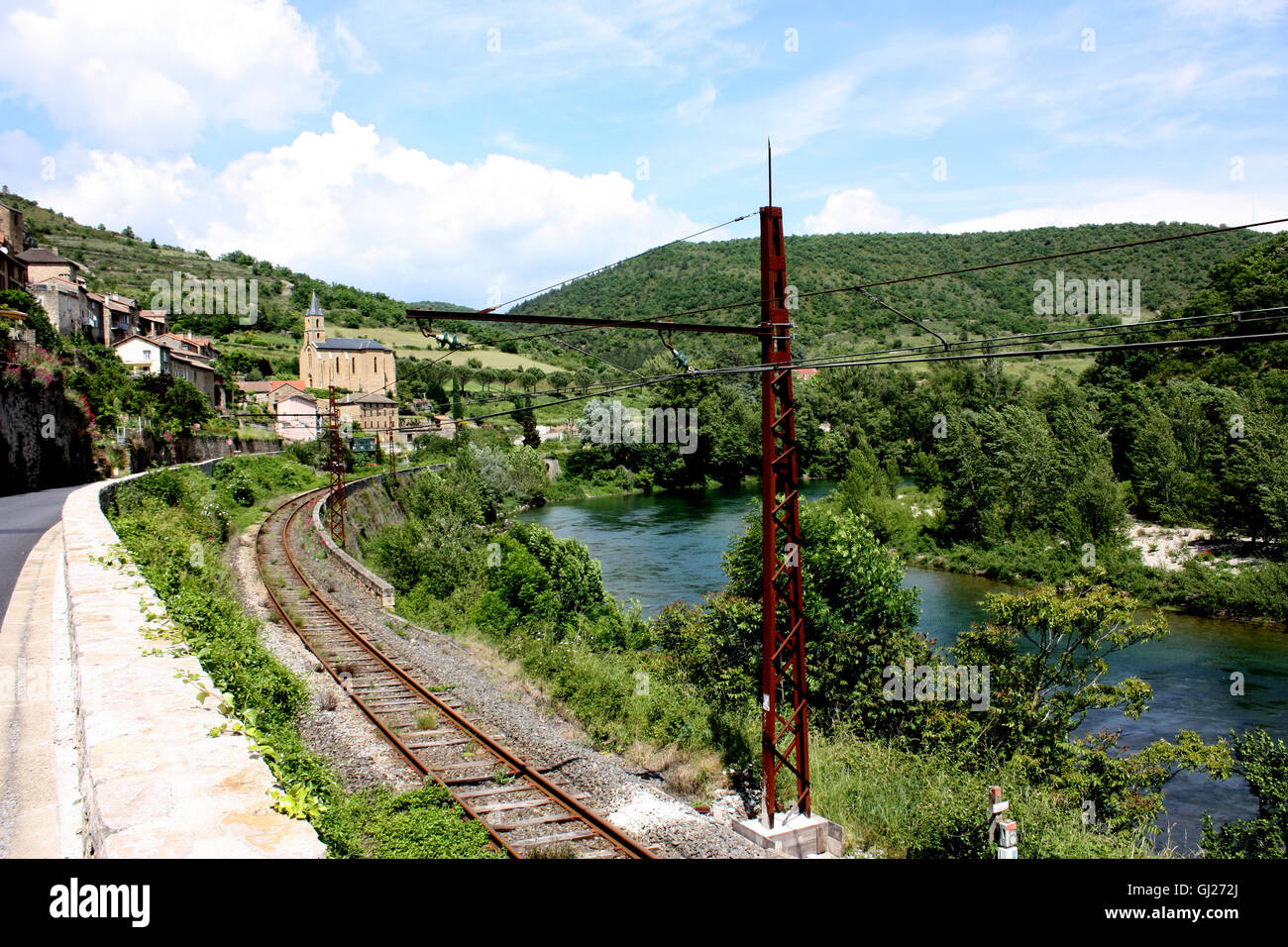 Il villaggio di Peyre dal fiume Tarn in Francia Foto Stock