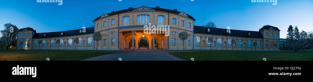 Il vecchio palazzo al tramonto Foto Stock