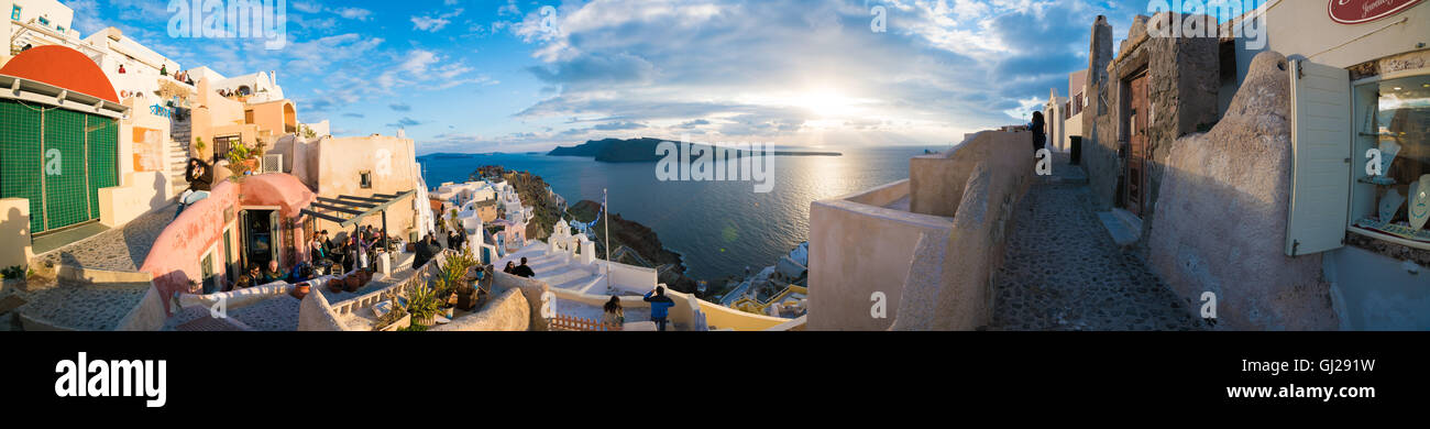 Oia, Grecia - 06 Marzo 2016 : Panorama di Oia al tramonto, uno dei luoghi più belli in Santorini al tramonto Foto Stock