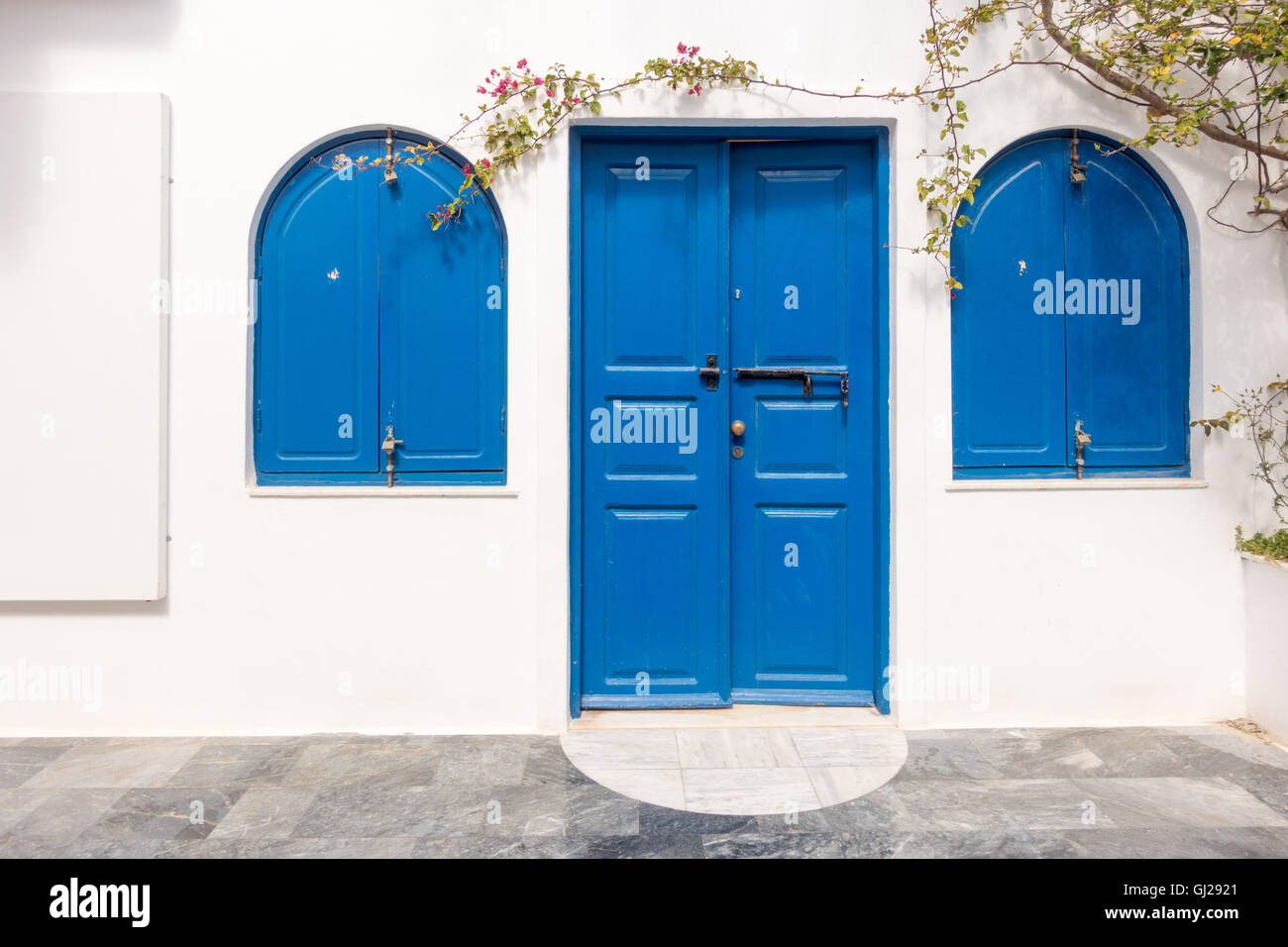Blu in legno di porte e finestre. Santorini. La Grecia Foto Stock