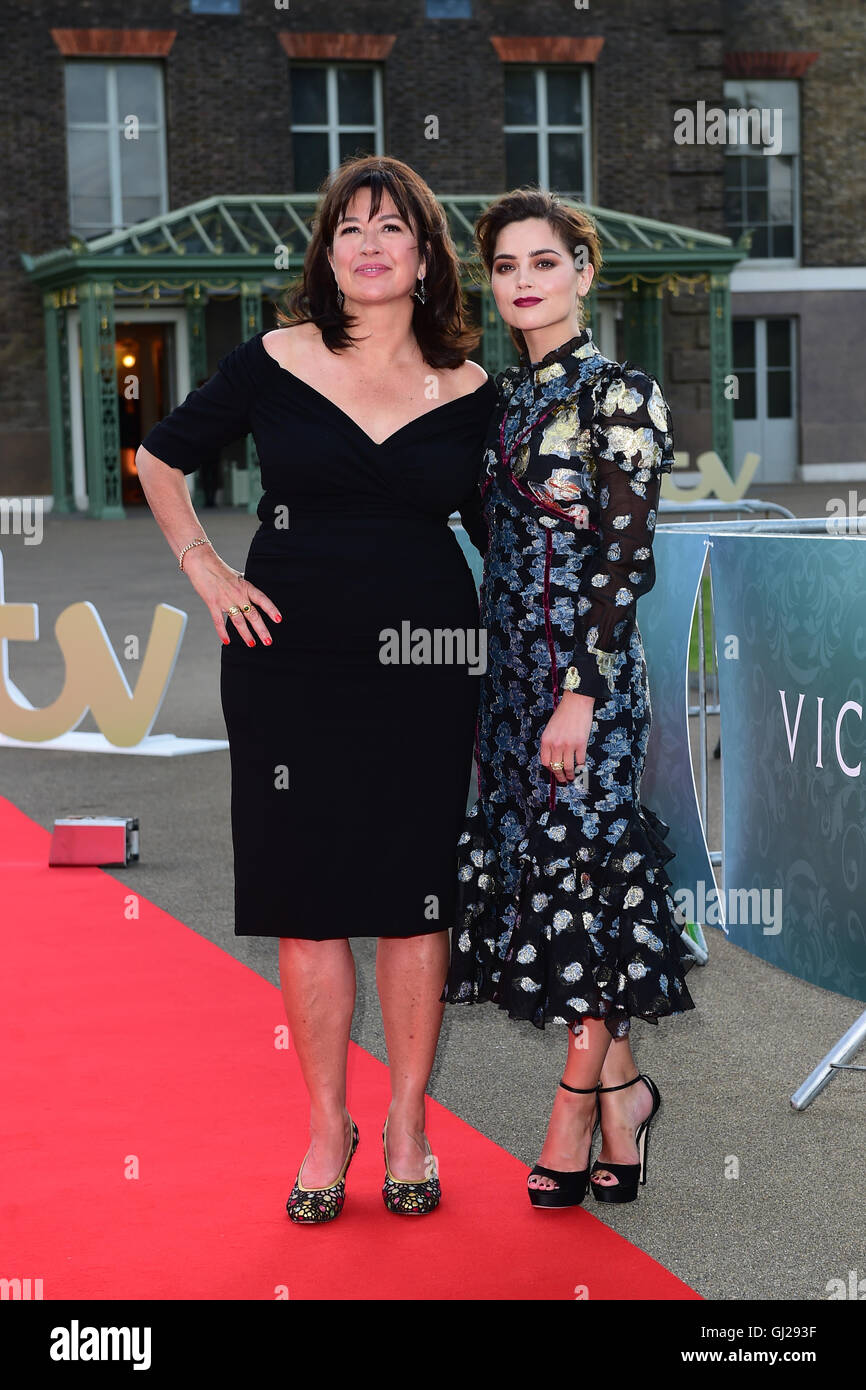 Daisy Goodwin e Jenna Coleman frequentando il mondo premiere screening di ITV il Victoria a Kensington Palace di Londra. Foto Stock
