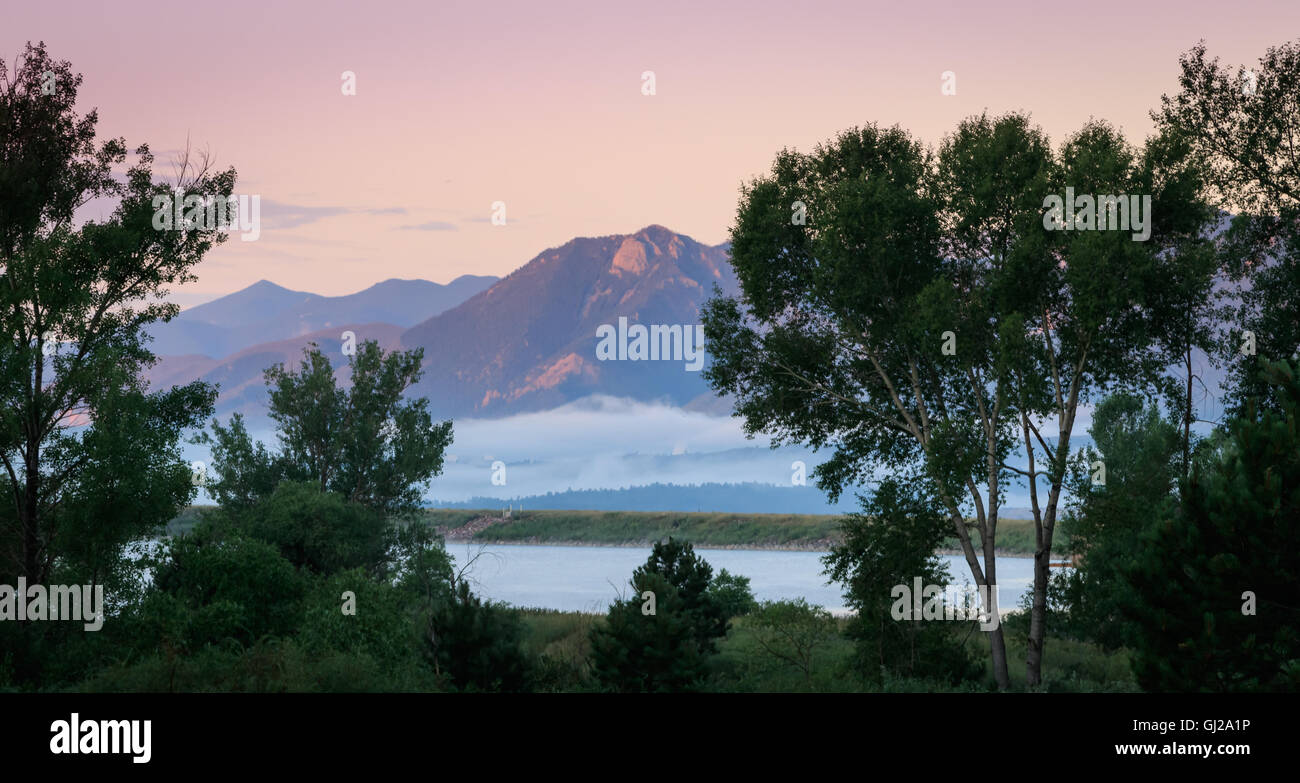 Pike Peak visto dalla mattina presto luce con nebbia. Foto Stock