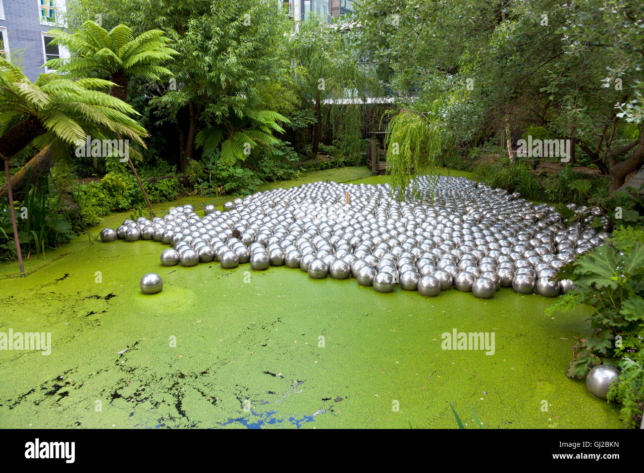 Giardino di narciso da Yayoi Kusama, acciaio inossidabile sfere, 1966, presso il Victoria Miro gallery nel 2016, LONDRA, REGNO UNITO Foto Stock