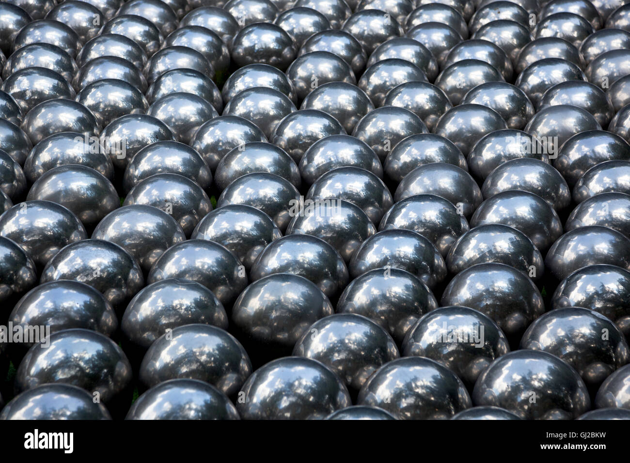 Giardino di narciso da Yayoi Kusama, acciaio inossidabile sfere, 1966, presso il Victoria Miro gallery nel 2016, LONDRA, REGNO UNITO Foto Stock