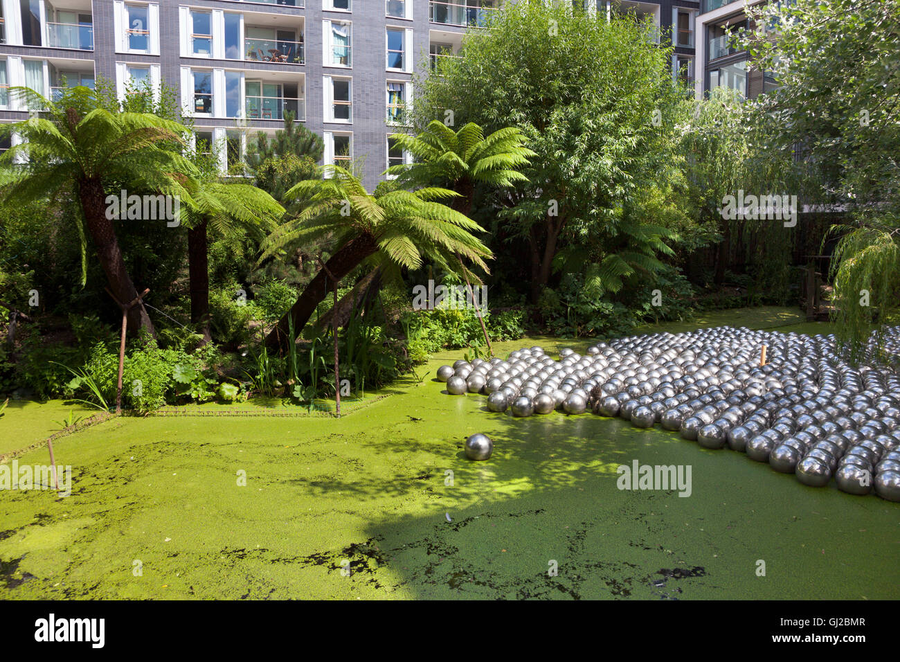 Giardino di narciso da Yayoi Kusama, acciaio inossidabile sfere, 1966, presso il Victoria Miro gallery nel 2016, LONDRA, REGNO UNITO Foto Stock