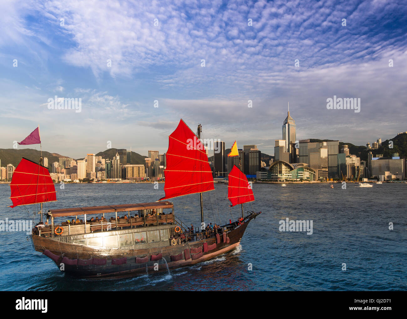 Junkboat nel porto Victoria di Hong Kong Foto Stock