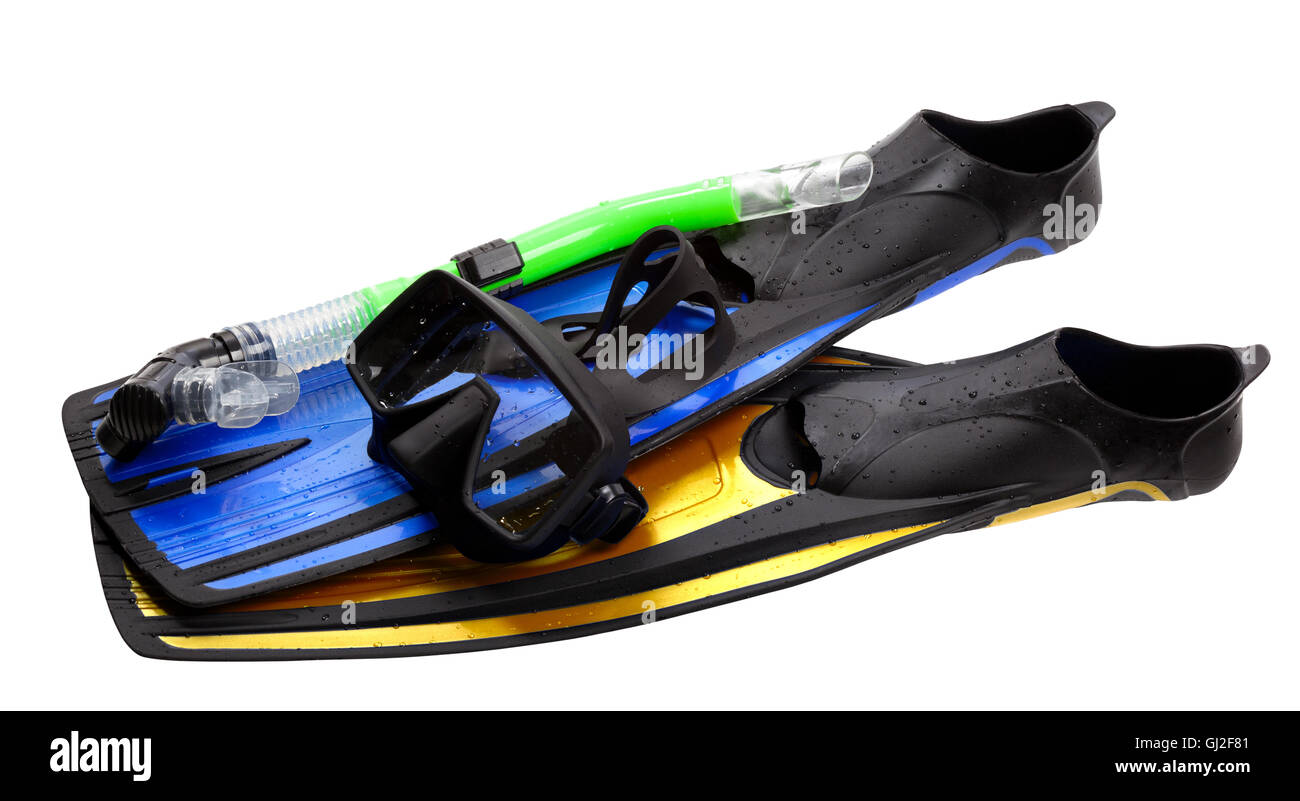 Maschera e snorkel e pinne di diversi colori con gocce d'acqua. Isolato su sfondo bianco. Foto Stock
