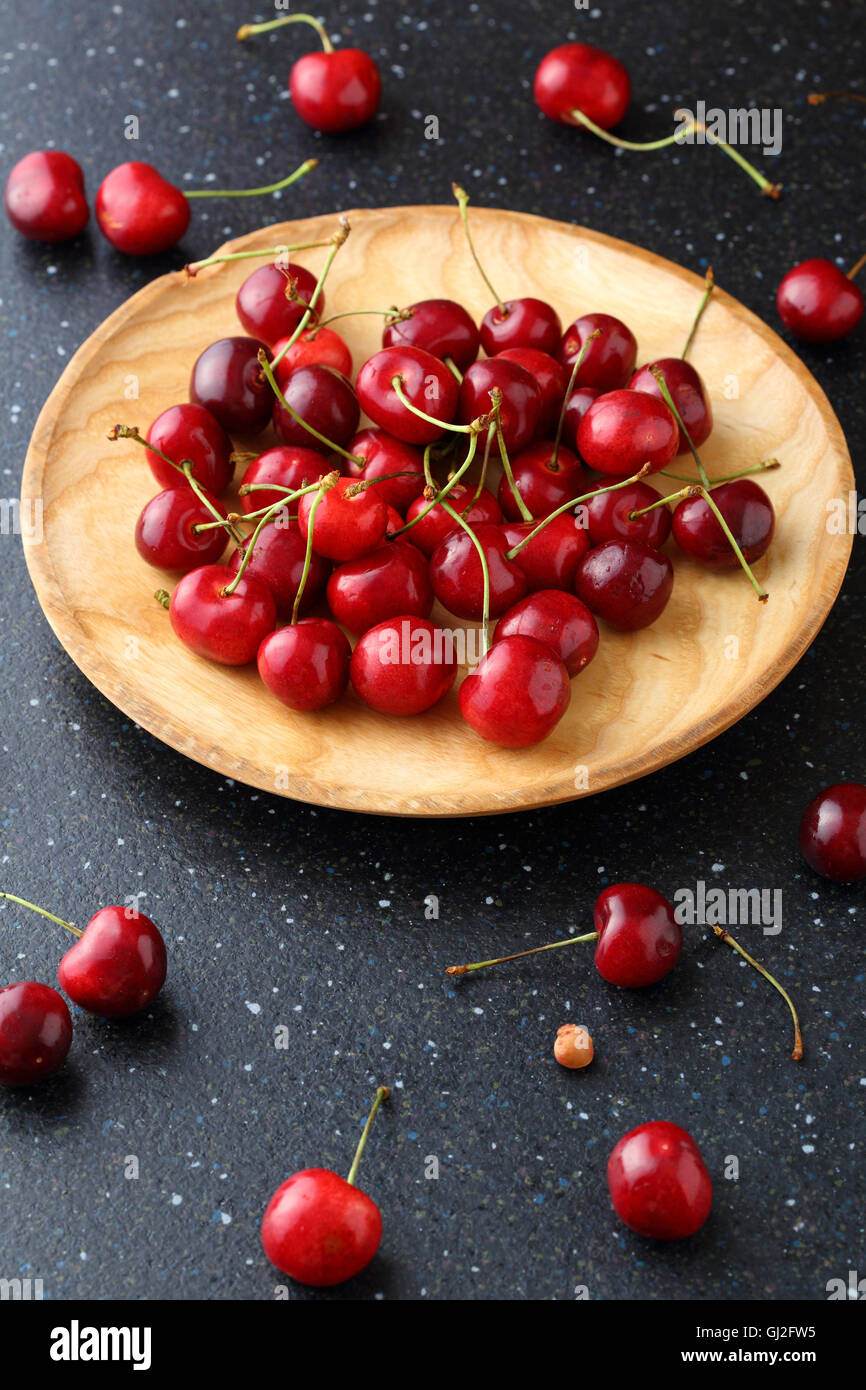 Dolce di ciliegia matura sulla piastra, cibo closeup Foto Stock