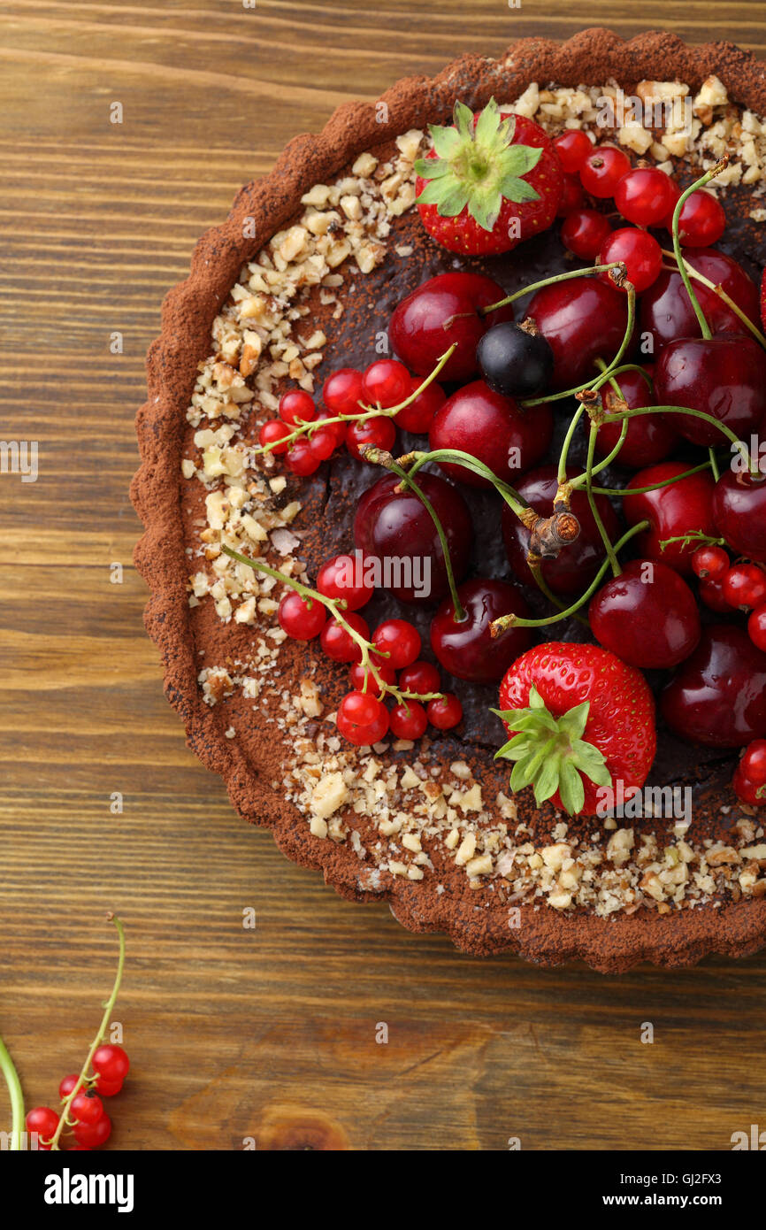 Berry torta estiva su legno, alimentari closeup Foto Stock
