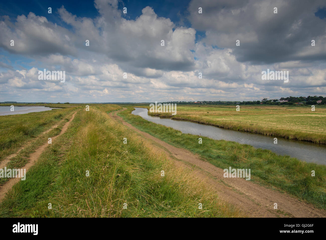 Vie navigabili serpeggianti attraverso la piatta campagna di Suffolk Foto Stock