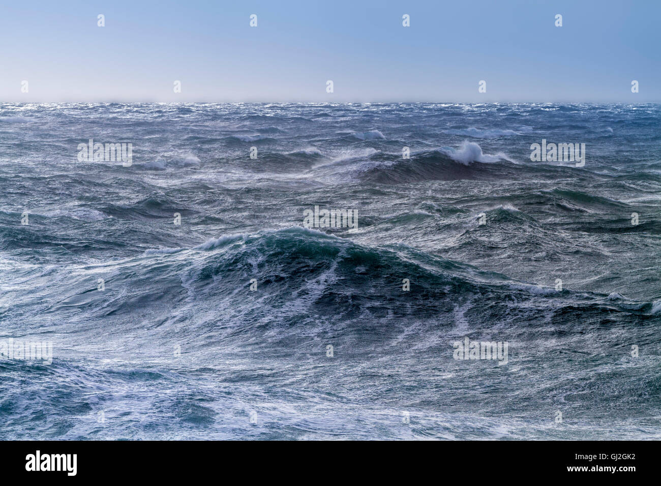 Mare mosso in una giornata di sole a Portland Bill, Inghilterra Foto Stock