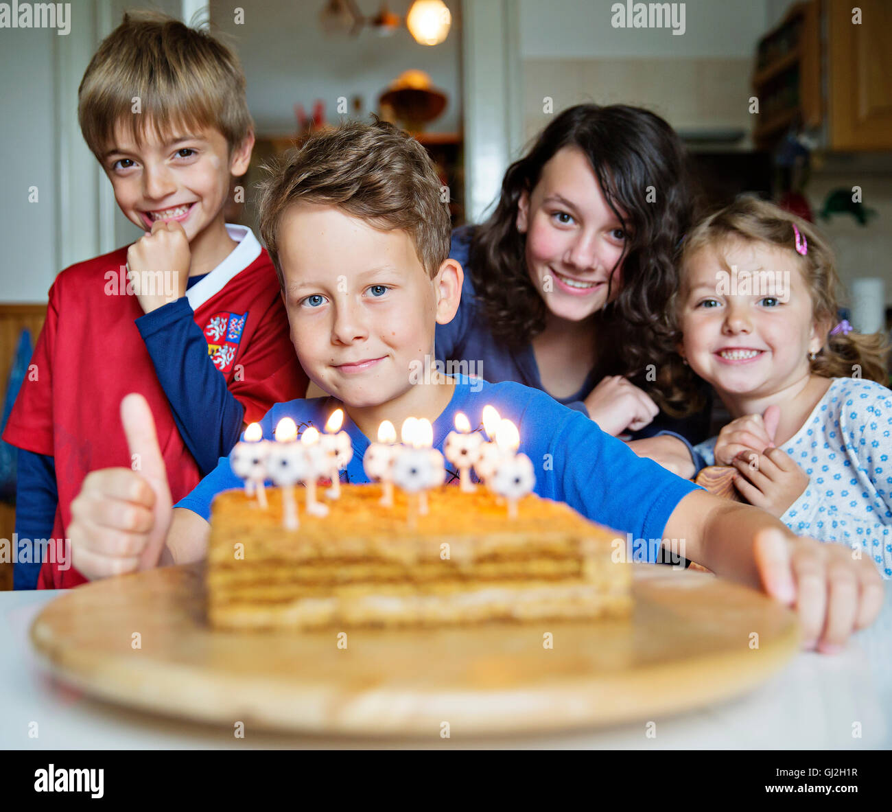 Festa di compleanno, party, candele, Marlenka torta, kid, ragazzi, bambini, bambini Foto Stock