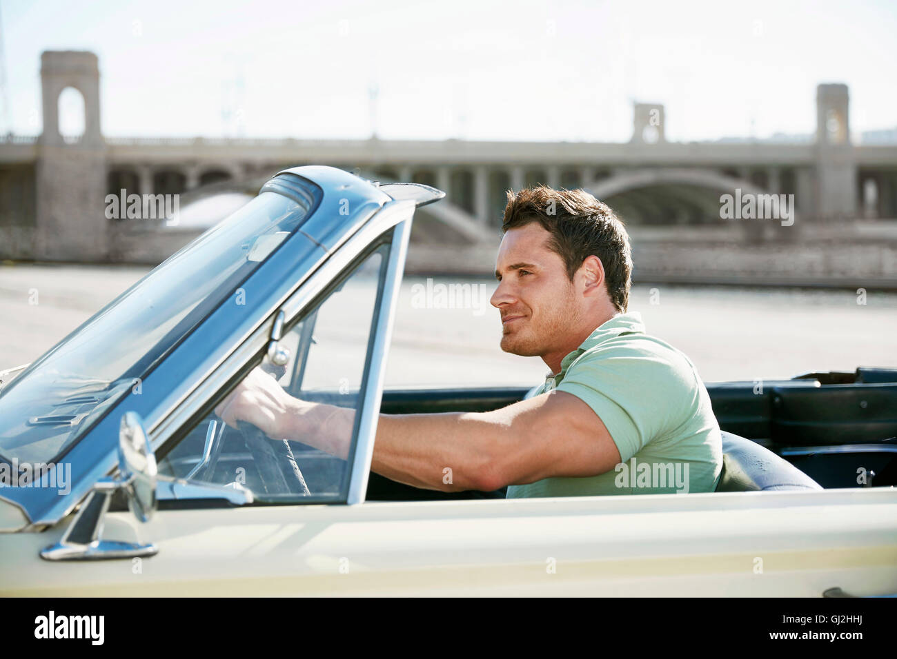 Uomo alla guida di autovettura convertibile, Los Angeles, California, Stati Uniti d'America Foto Stock