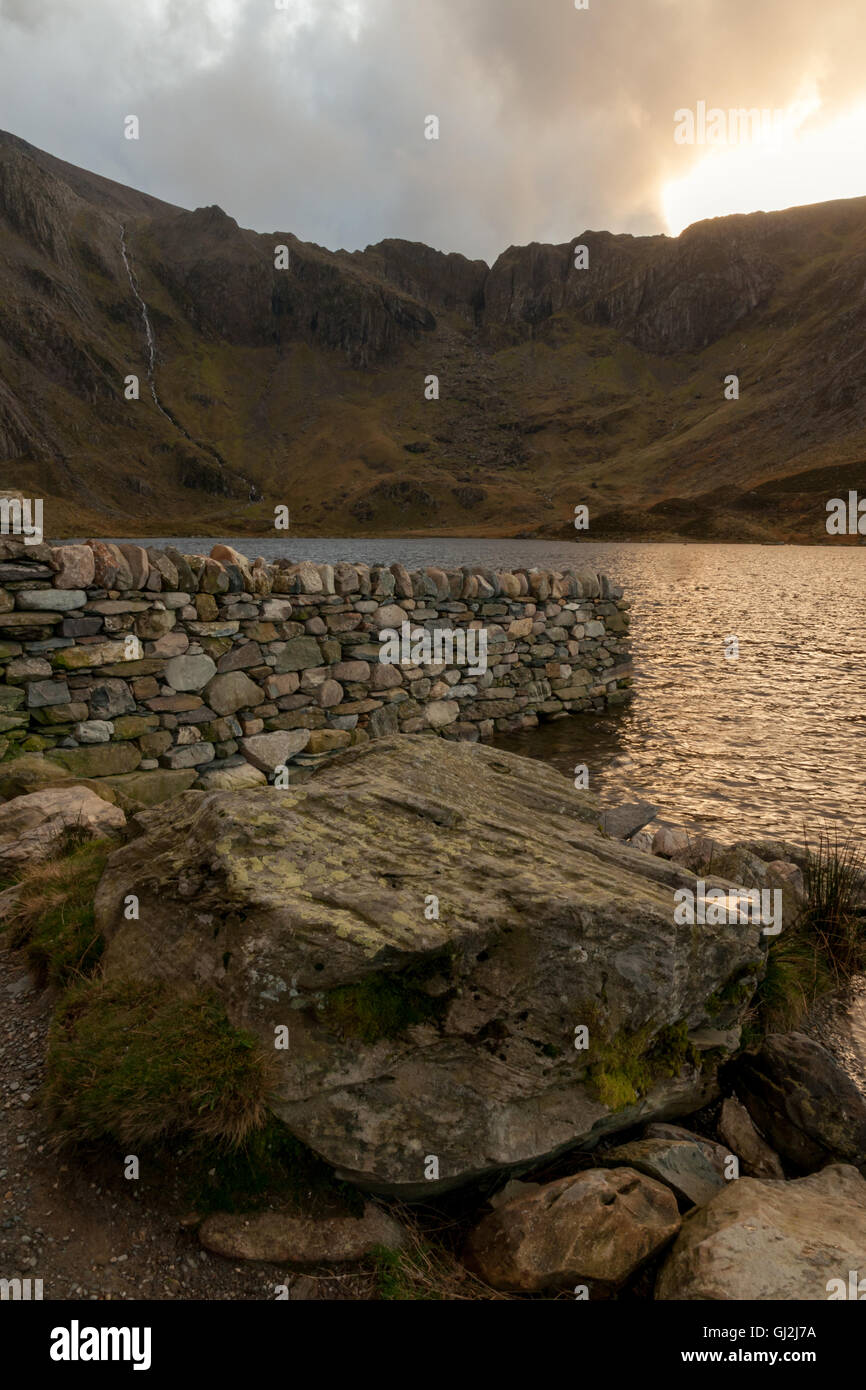 Cwm Idwal e Twll Du o i diavoli cucina nella gamma Glyderau delle montagne del nord del Parco Nazionale di Snowdonia nel Galles del Nord Foto Stock