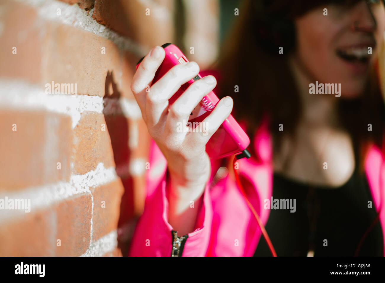 Close up di giovani womans mano azienda smartphone Foto Stock