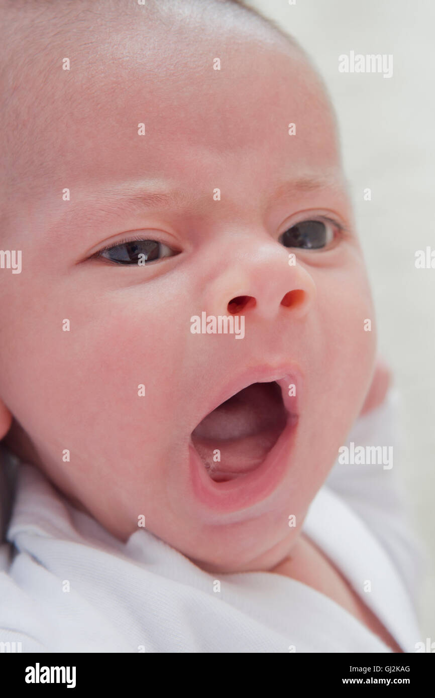 Ritratto di baby boy sbadigli Foto Stock
