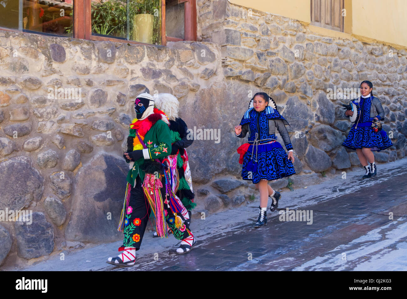 Ollantaytambo, Perù - 16 Maggio : celebrazione religiosa per Fiestas de Pentecostes con persone che indossano maschere e abiti colorati Foto Stock
