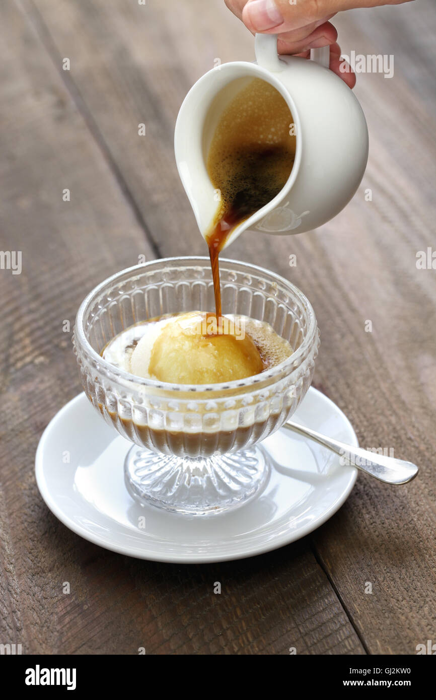 Affogato, versando il caffè espresso al gelato, italiano semplice dessert Foto Stock