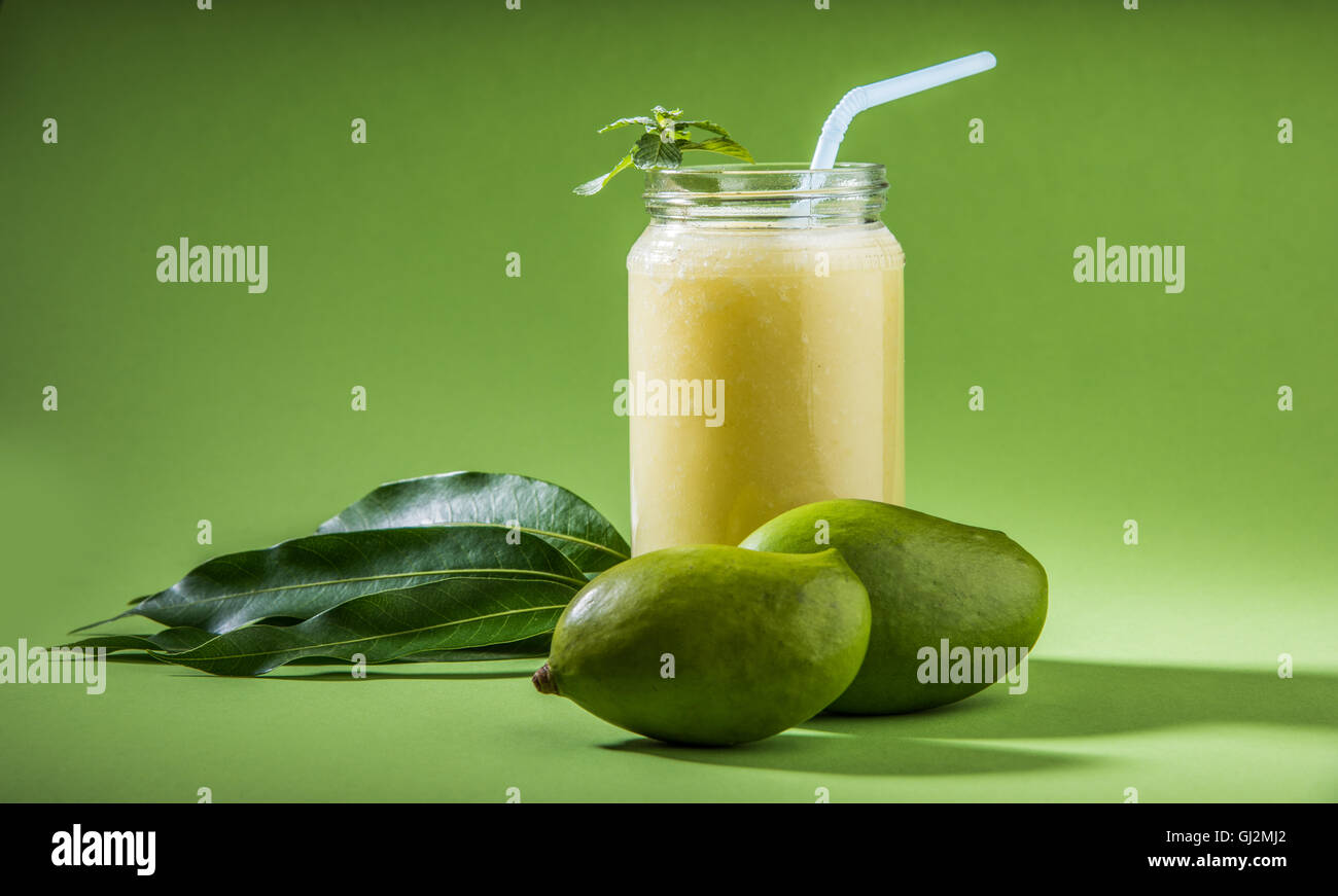 Aam panna o salati Mano verde o succo verde kairi panha o kairi pahna, rinfrescante dring freddo in estate indiana Foto Stock